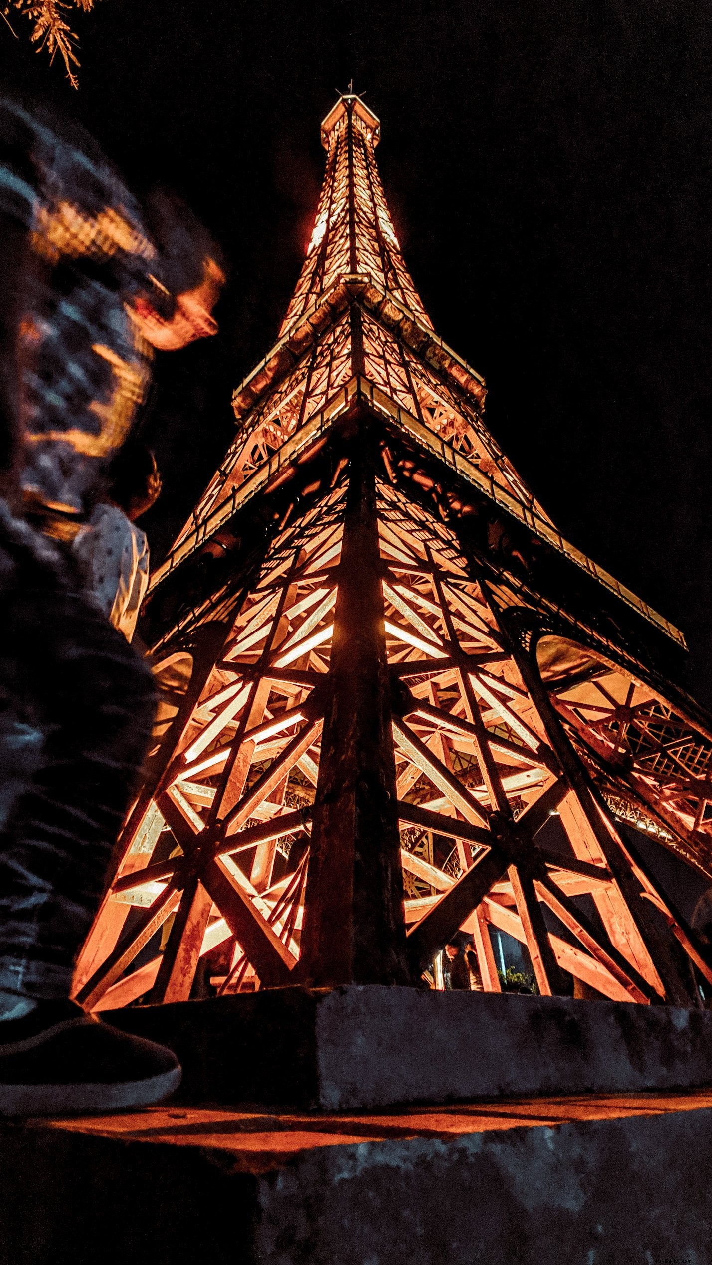 光が記念碑の写真を照らす