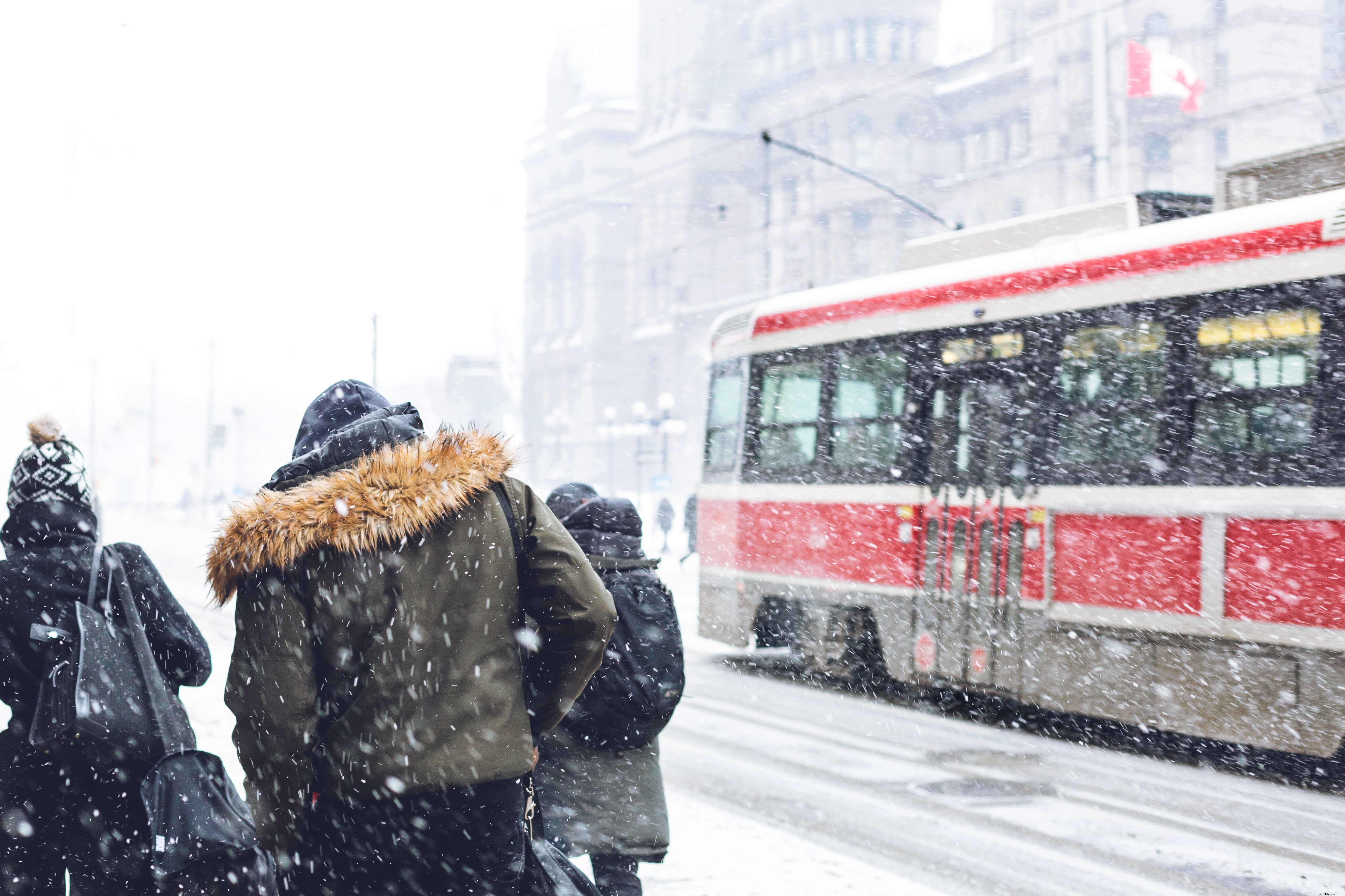 雪に覆われた街での徒歩通勤の写真
