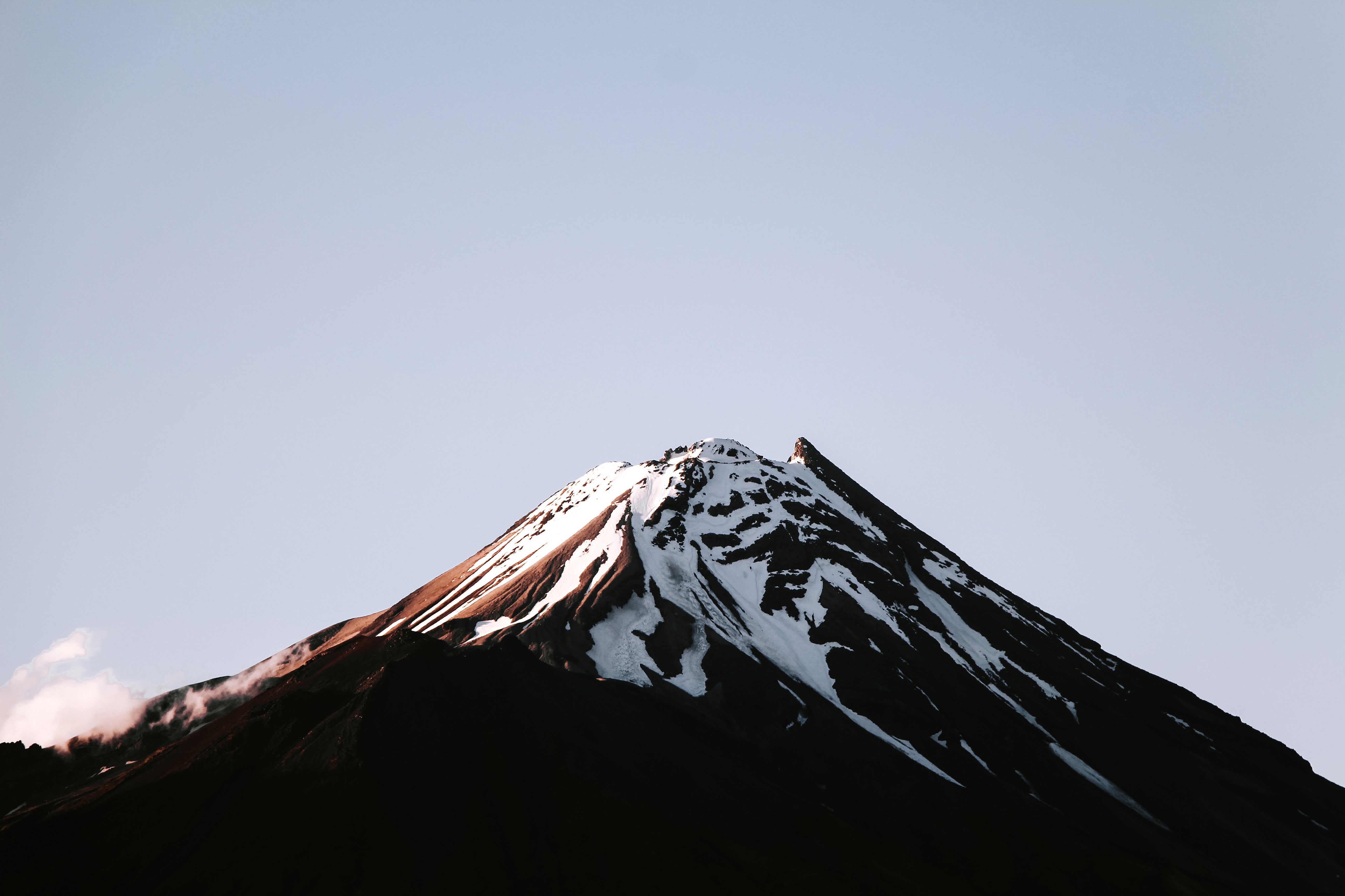 雪に覆われた山頂の絶景