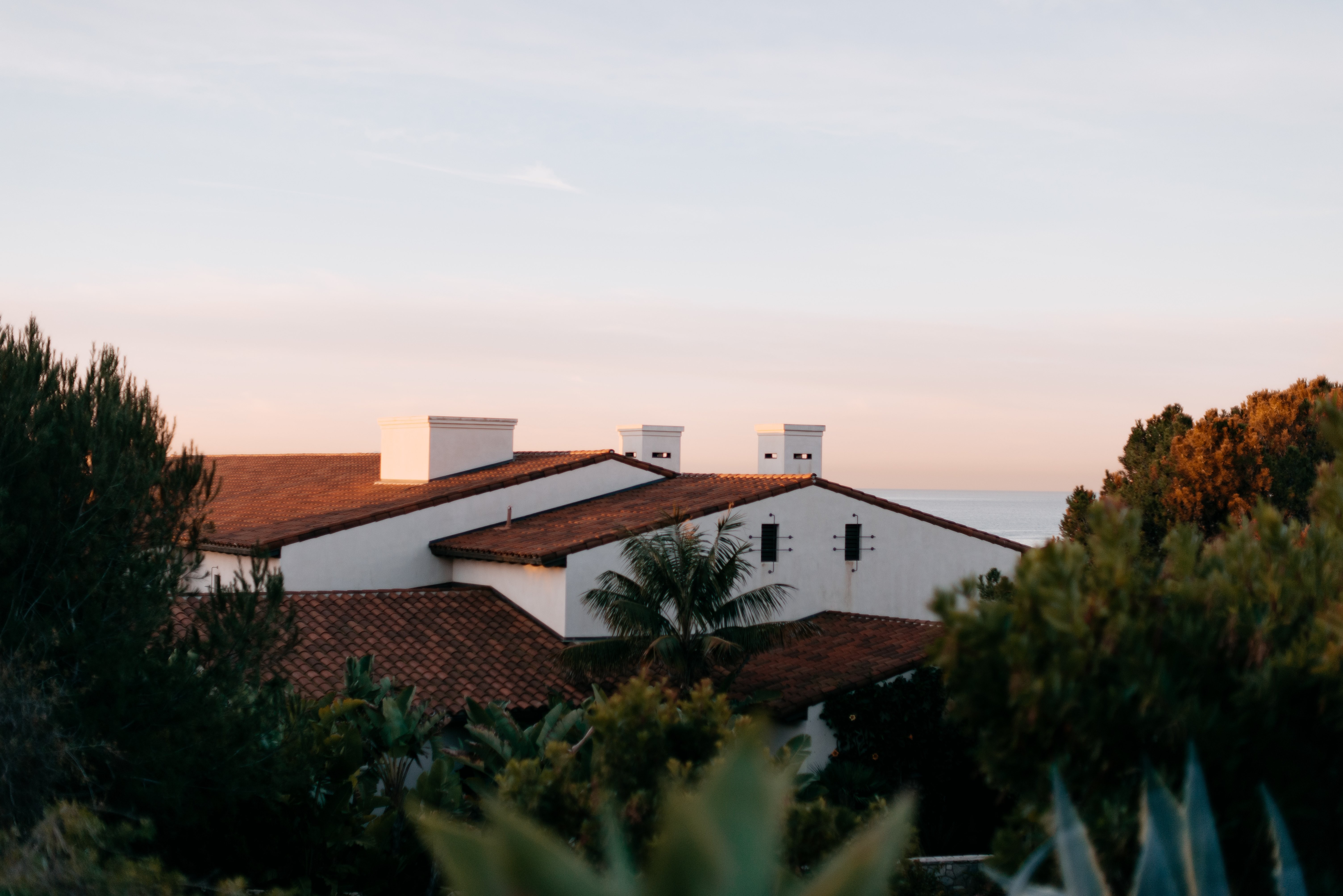 カリフォルニアの住宅屋上に映る日差しの写真