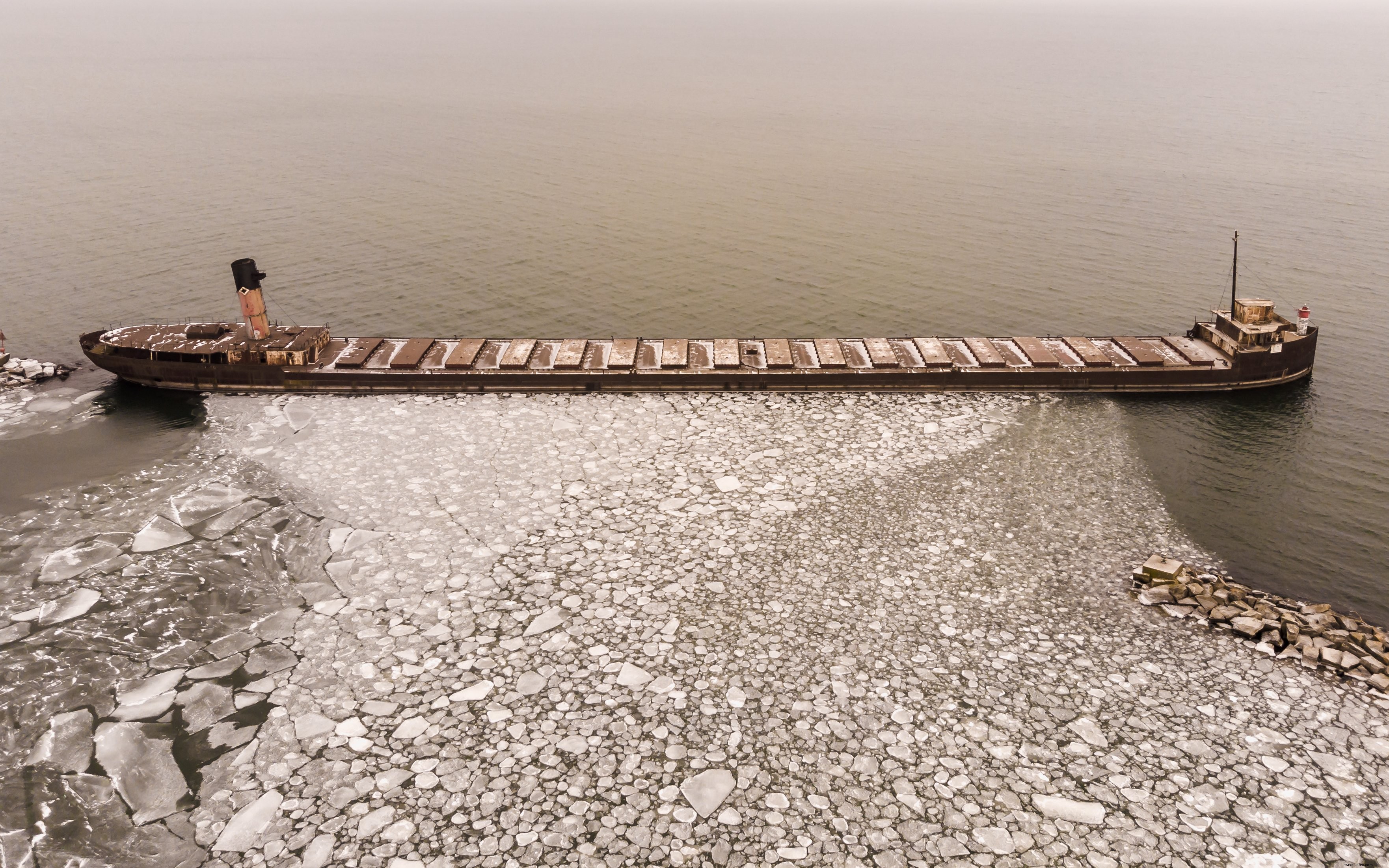 氷と霧の海で浮上を防ぐタンカーの写真
