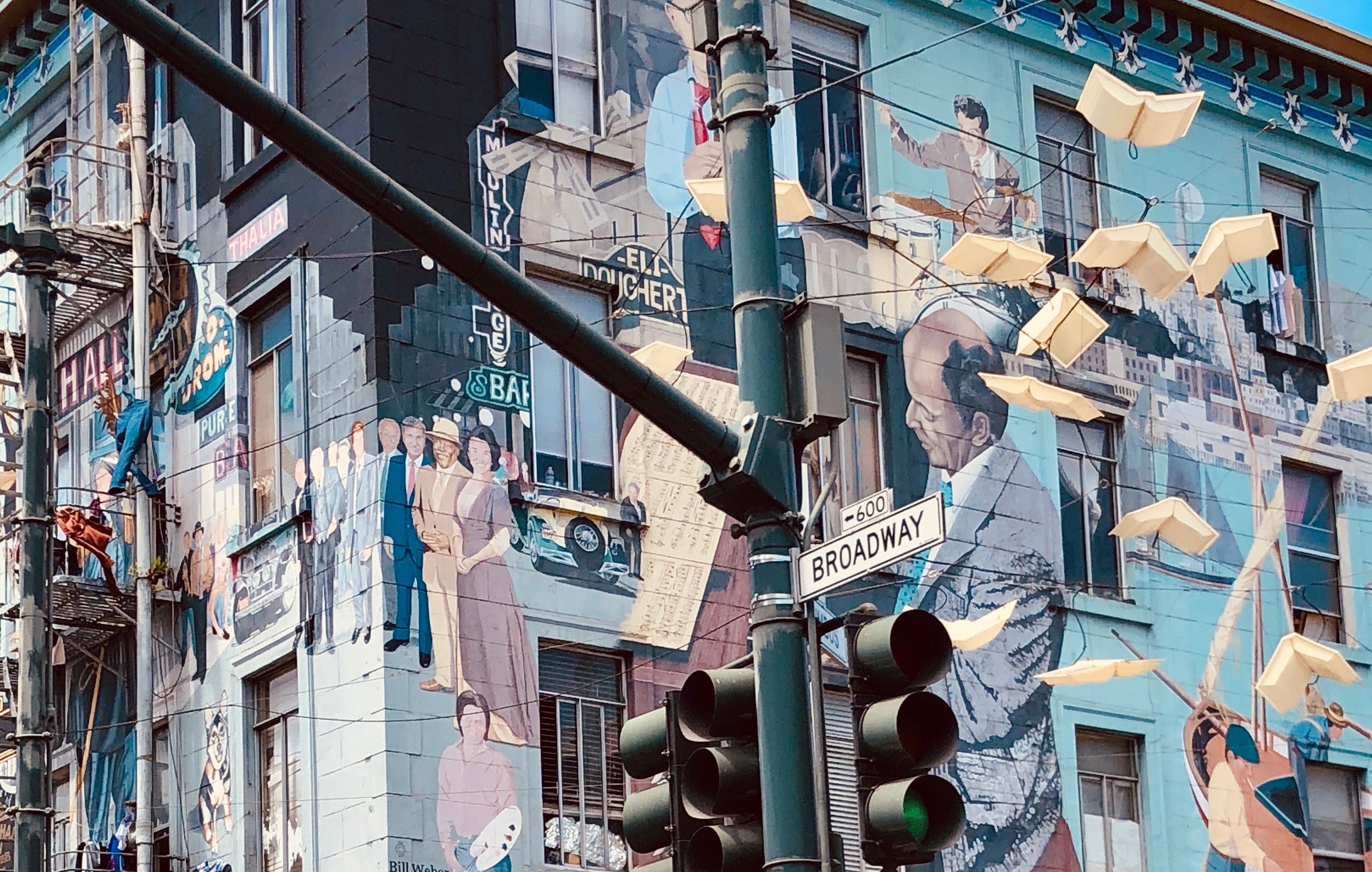 通りの壁画はミュージシャンや他の人々の写真を描いています