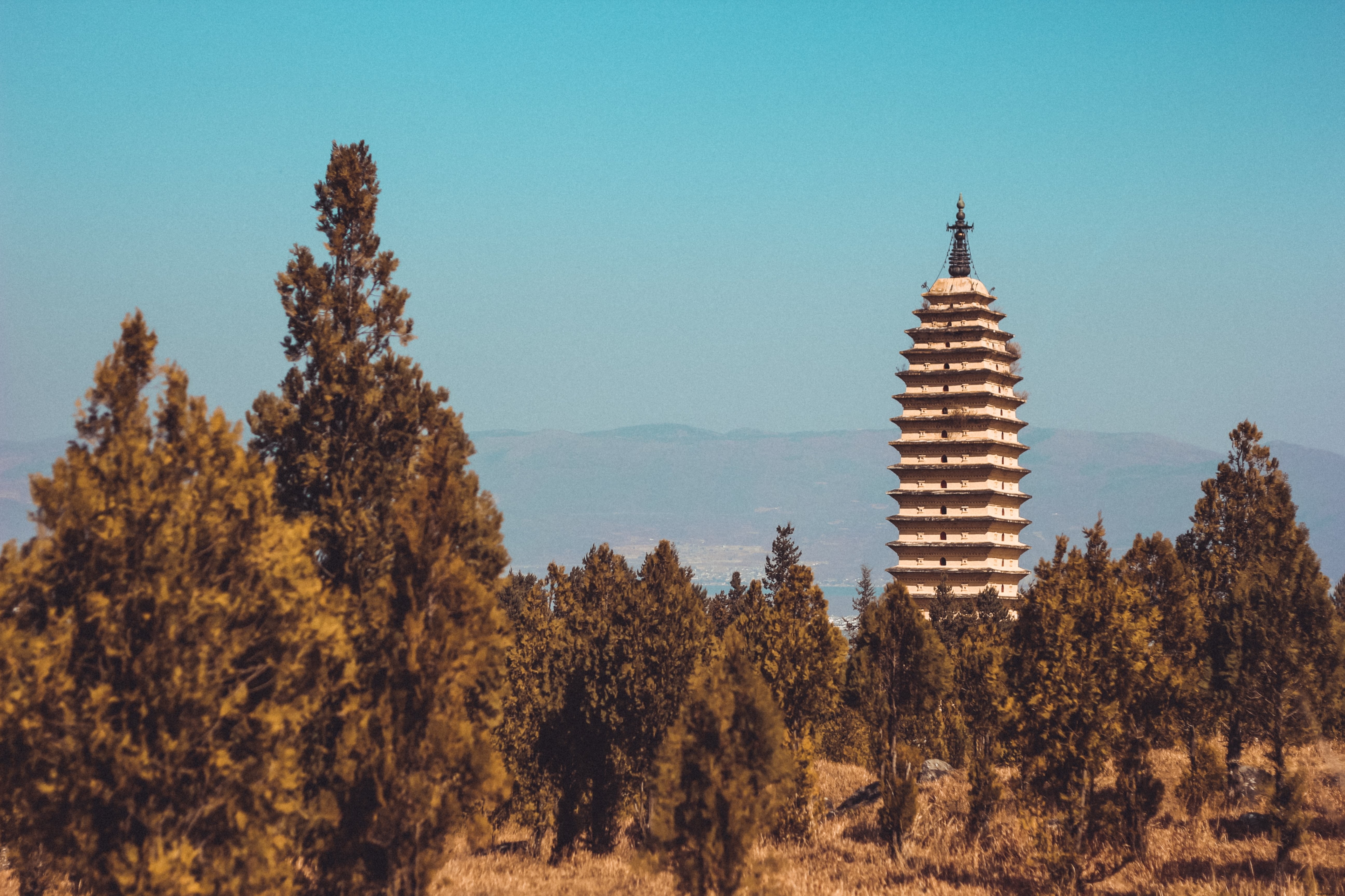 中国の丘の中腹にある寺院の写真