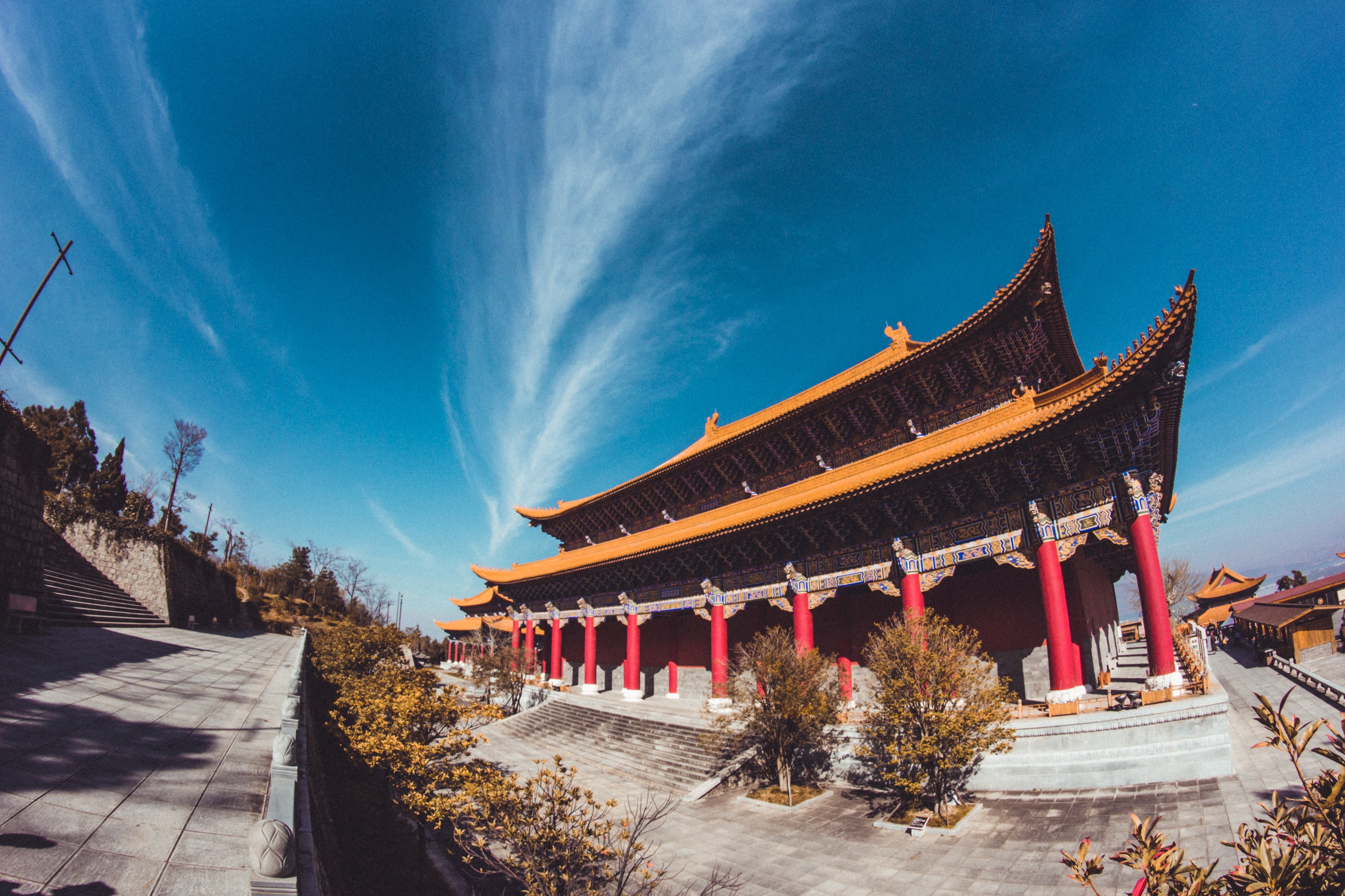 中国寺院を広角で撮影した写真