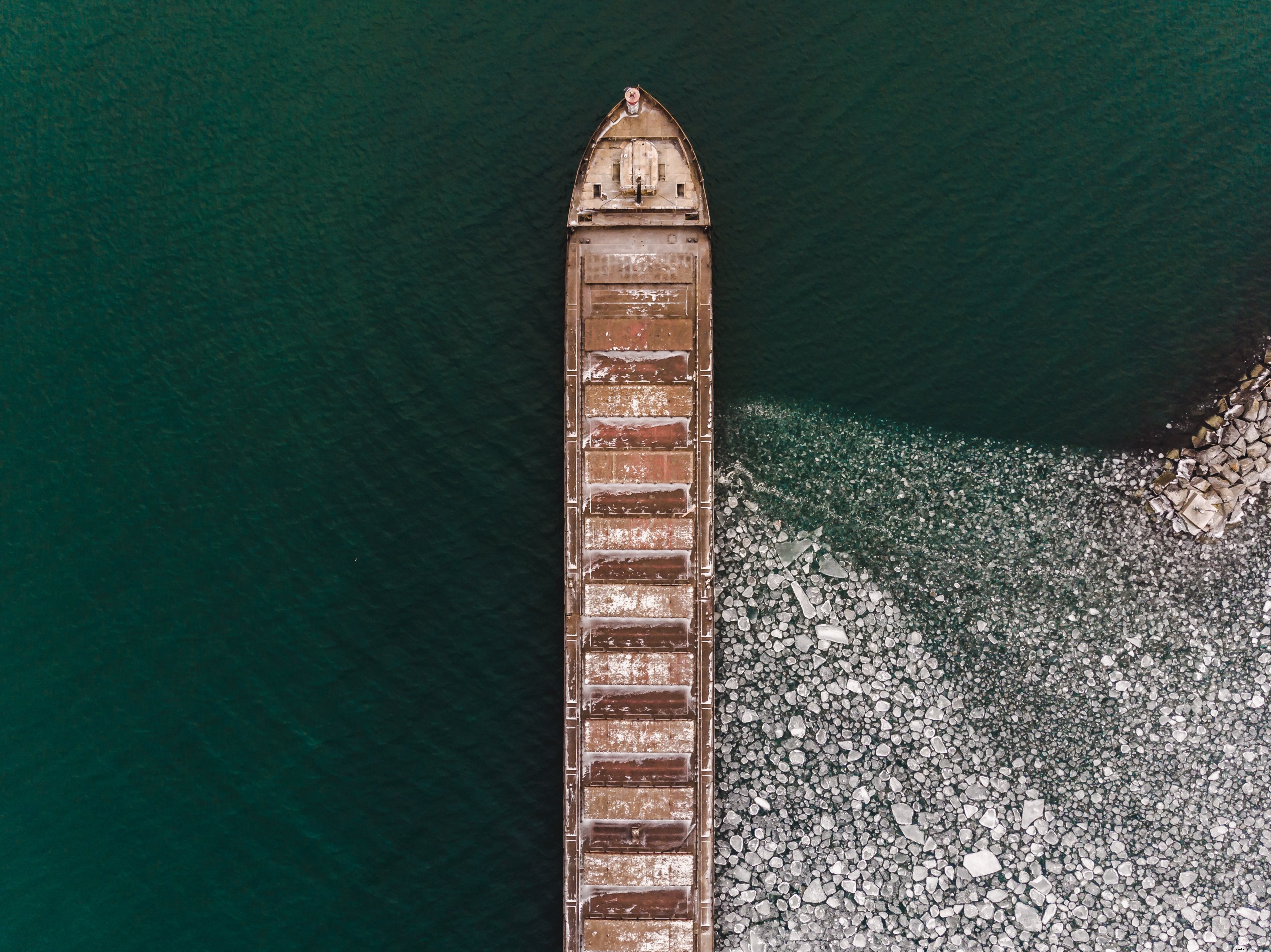 氷の水の中で撮影したボートの空撮写真