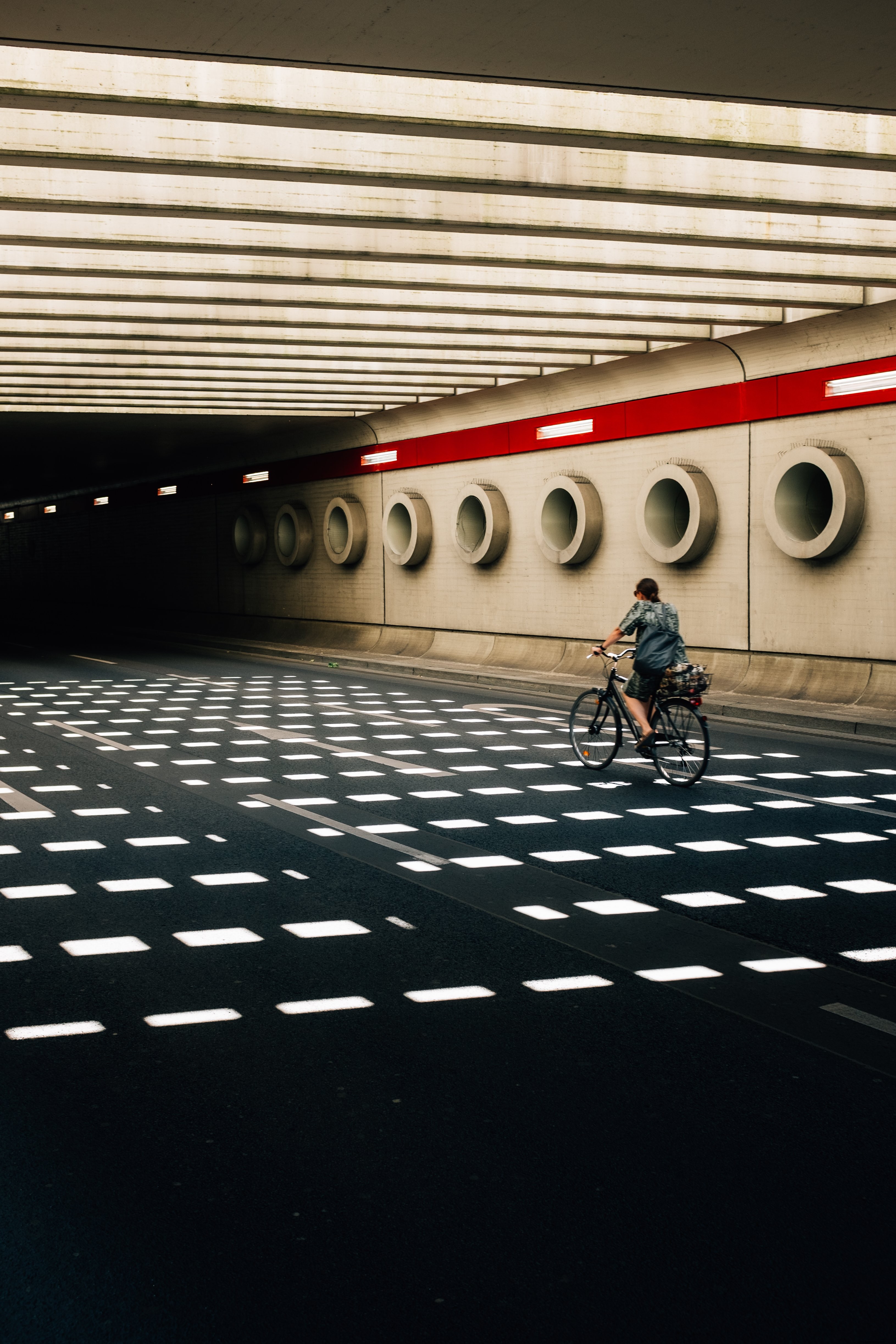 自転車で走りながら地下構造物を撮影する