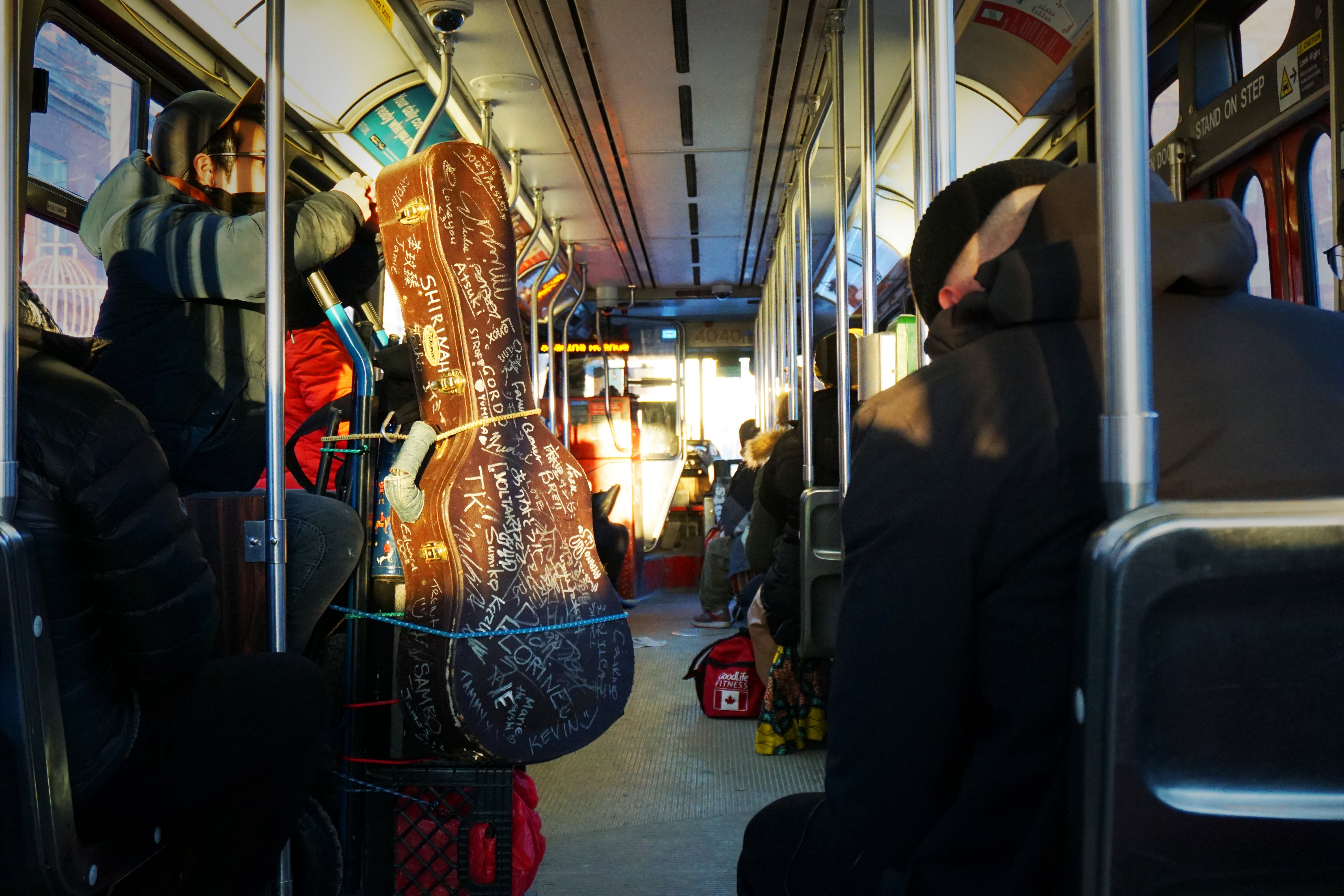マジックアワーに撮影した路面電車の写真