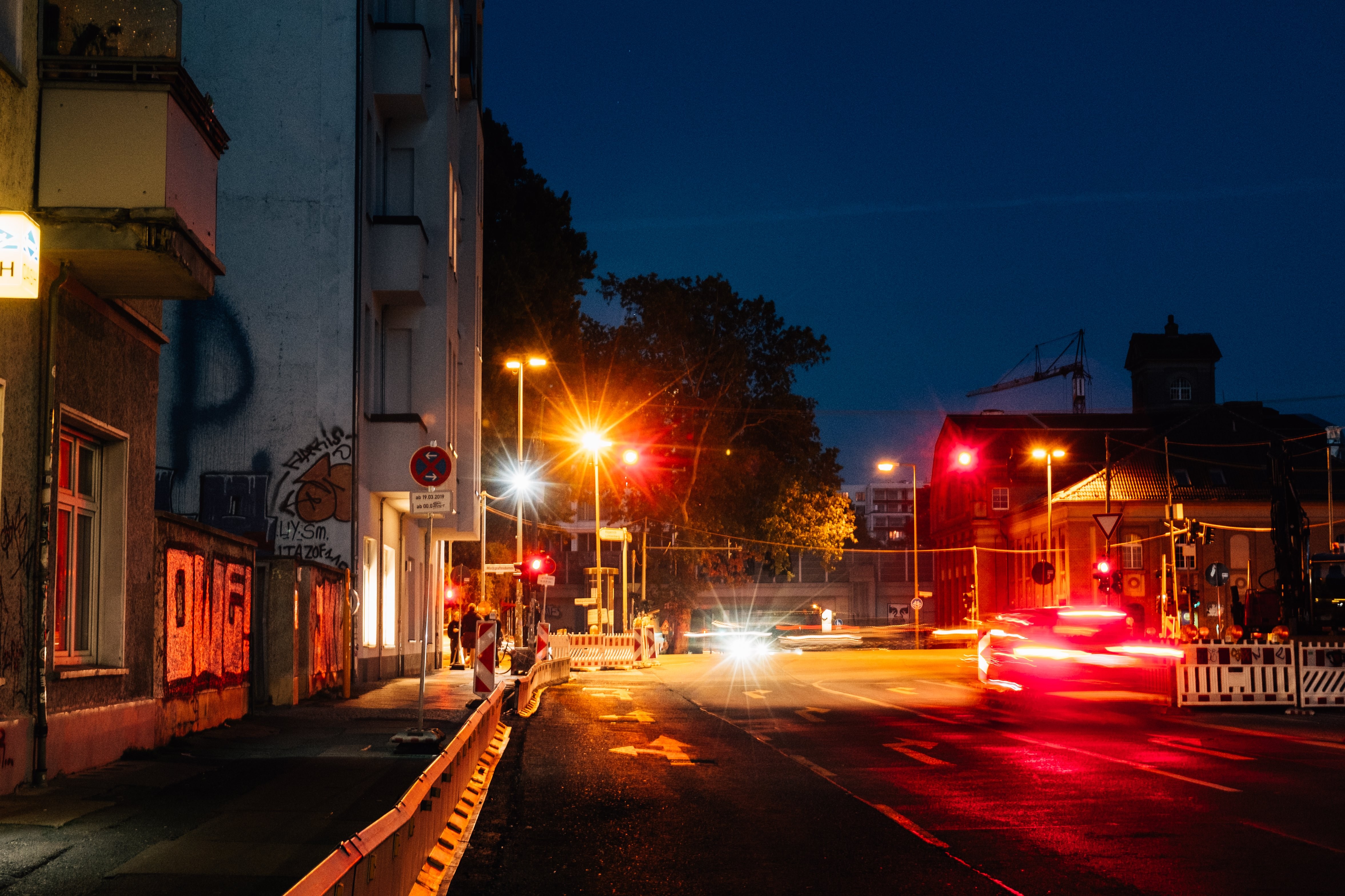 夜に灯る街路の風景写真