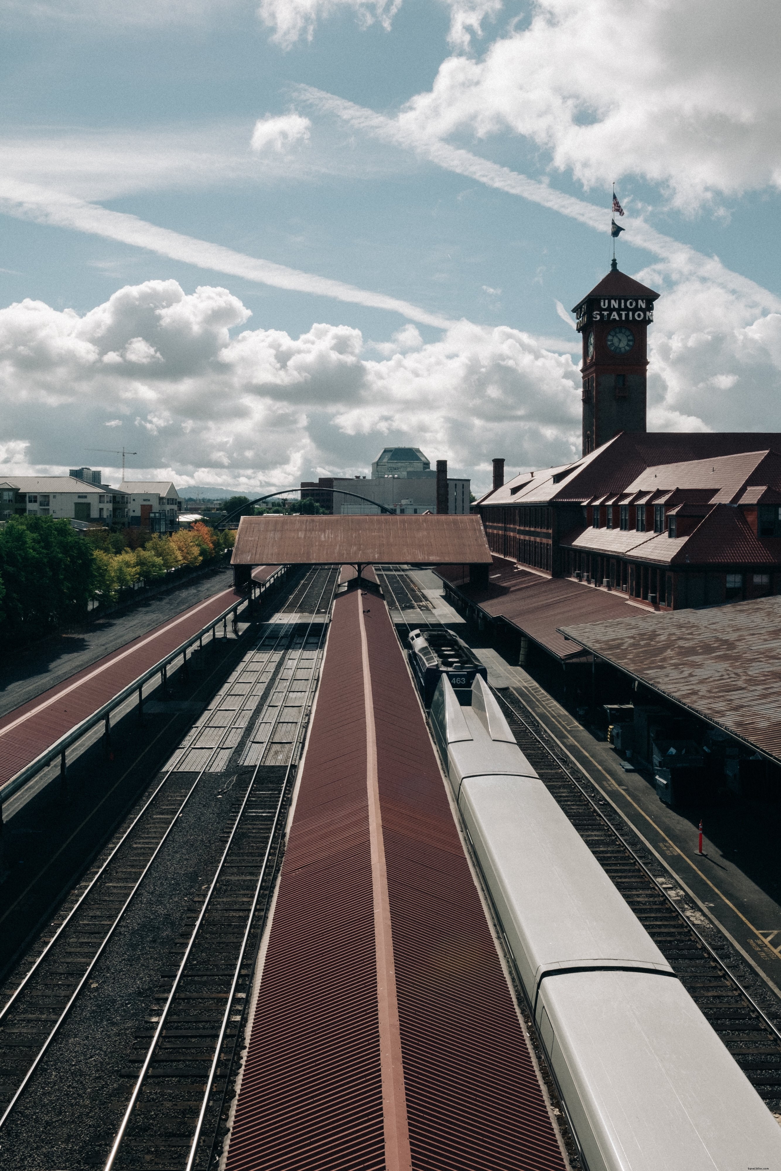 駅の線路とプラットフォームの写真集