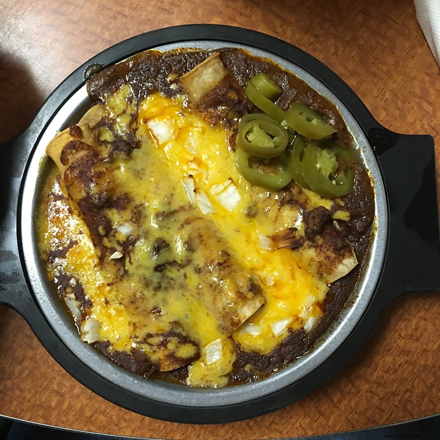 オースティンで見つけた最高のチーズエンチラーダはボウリングレーンの隅に