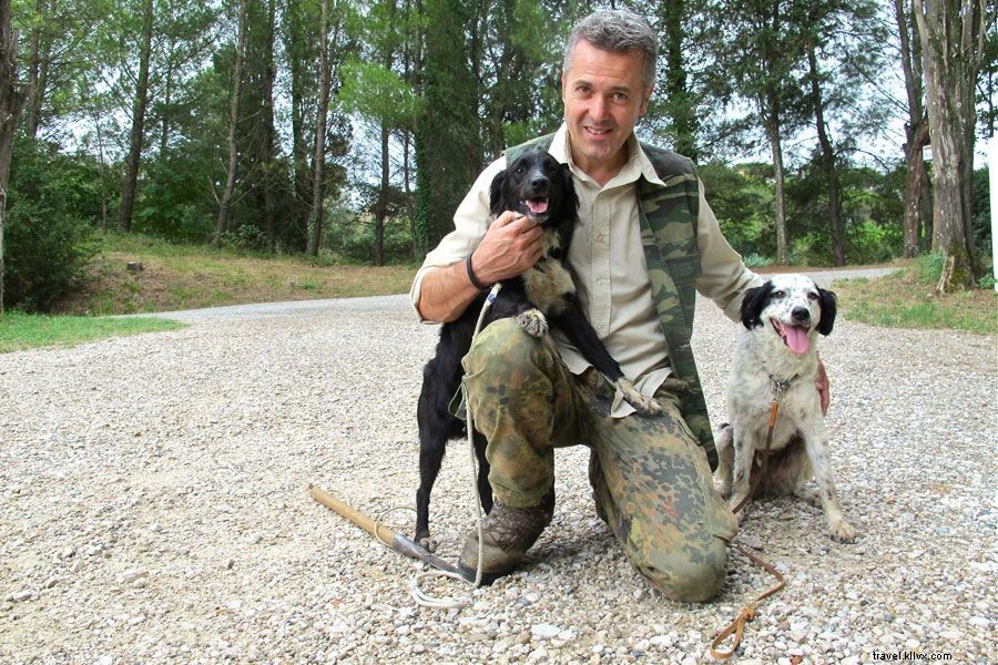 フィレンツェ日帰り旅行：ベリーニと修道院でくつろぎ、森で白トリュフ狩り体験