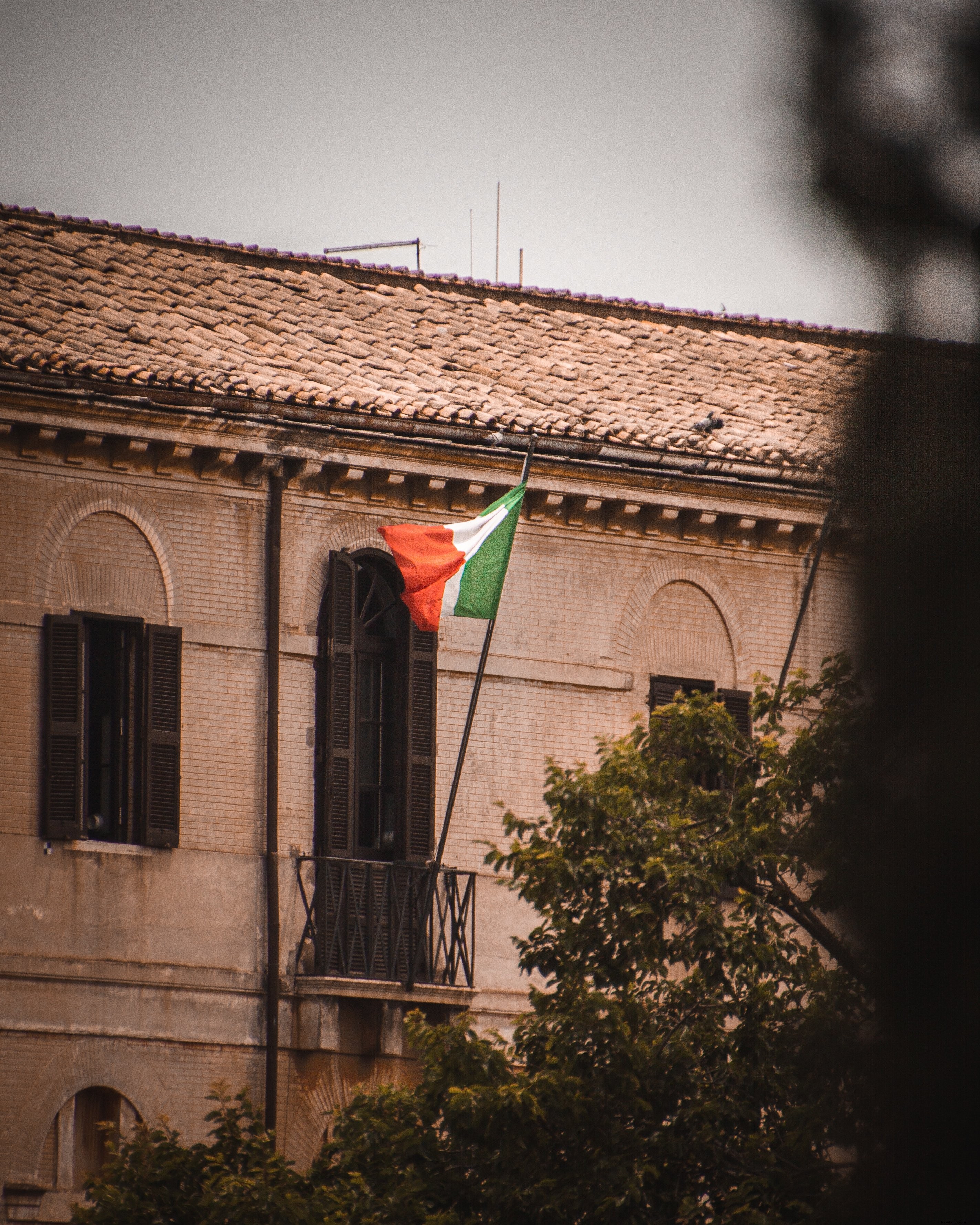 イタリア国旗の大波が映えるバルコニー写真