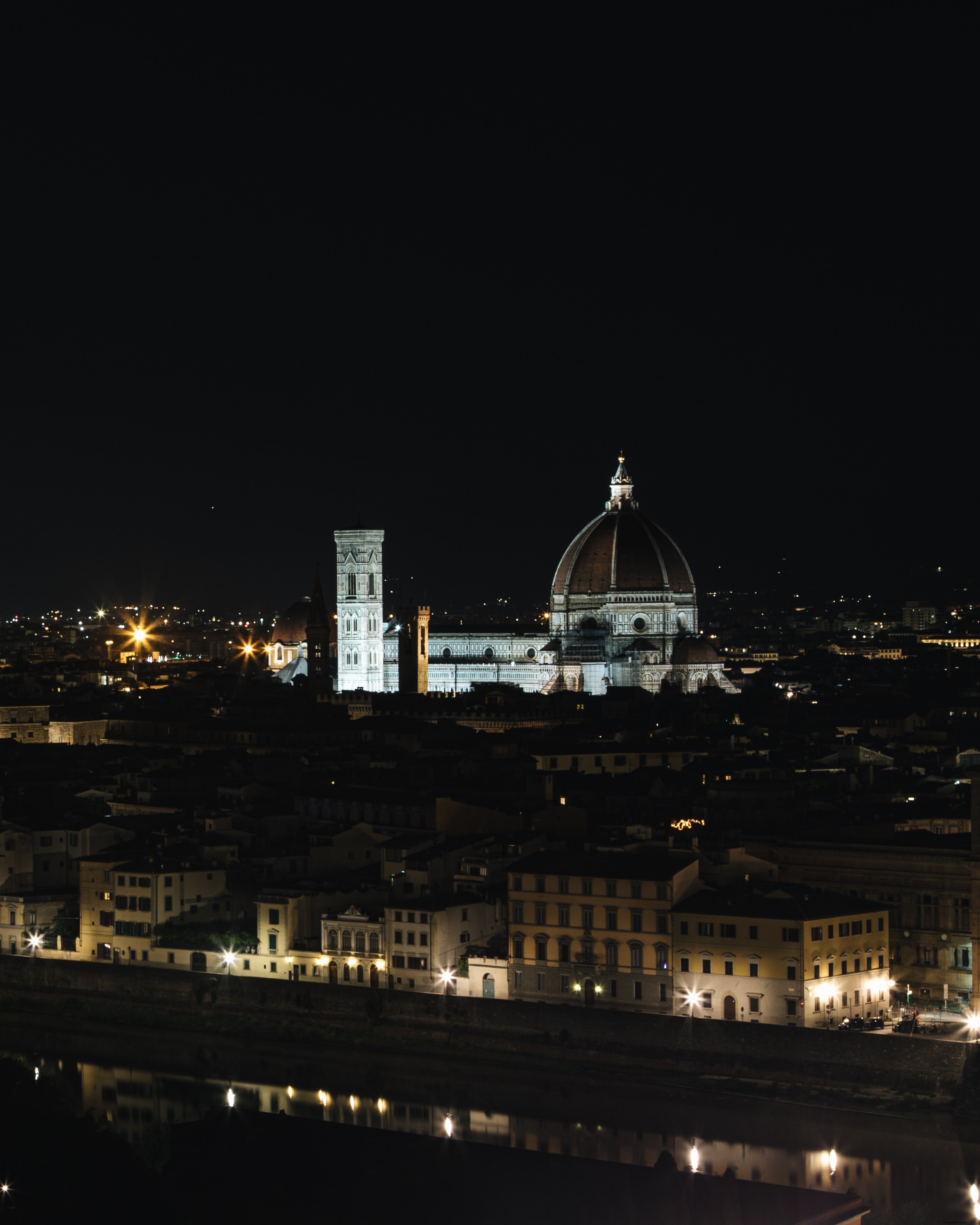 サンタ・マリア・デル・フィオーレ大聖堂の夜景写真
