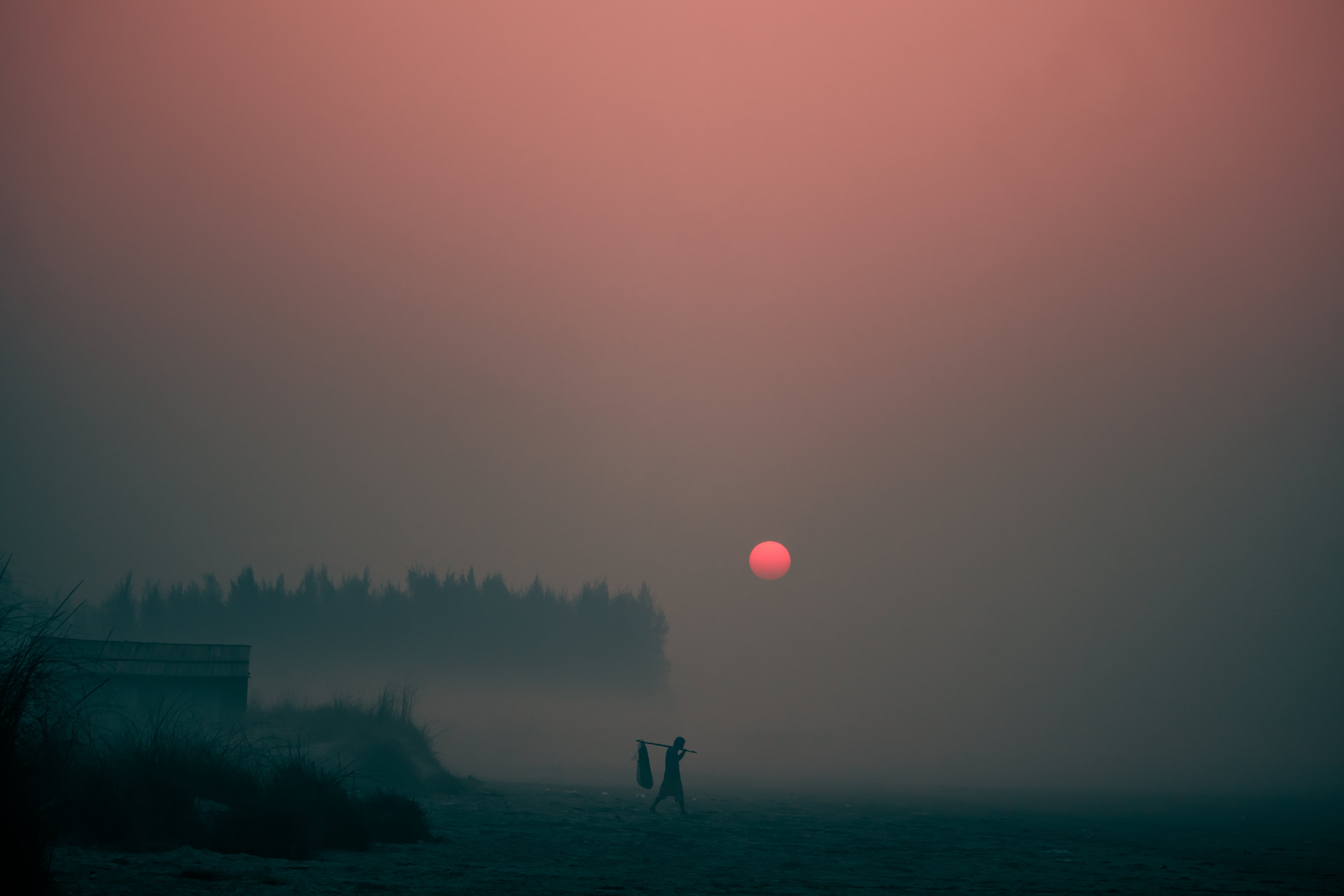 濃い夜の霧の中で太陽が沈む様子の写真