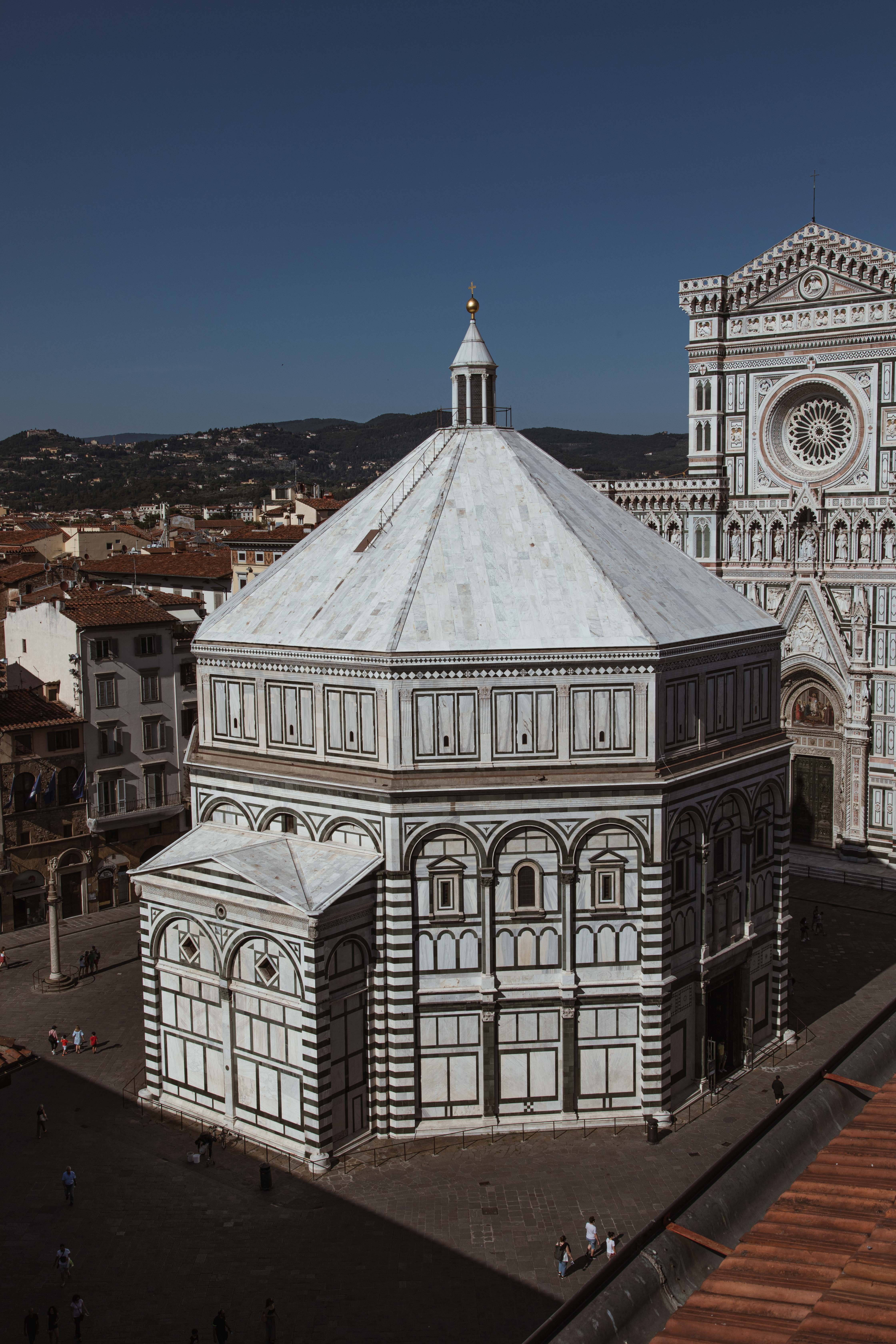 イタリアの大聖堂、真っ青な空の下で撮影した写真