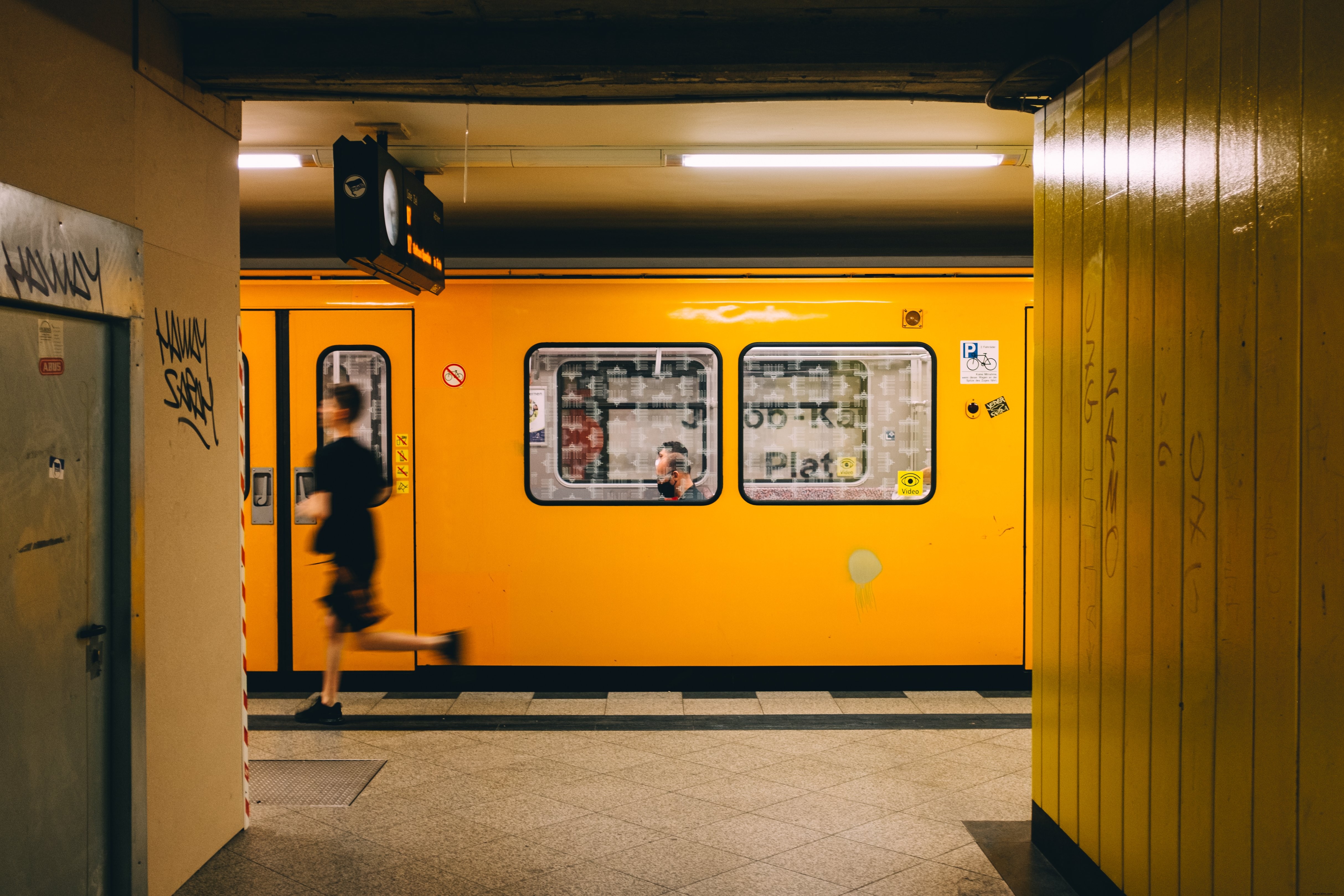 地下鉄ホームで急いでいる人の写真