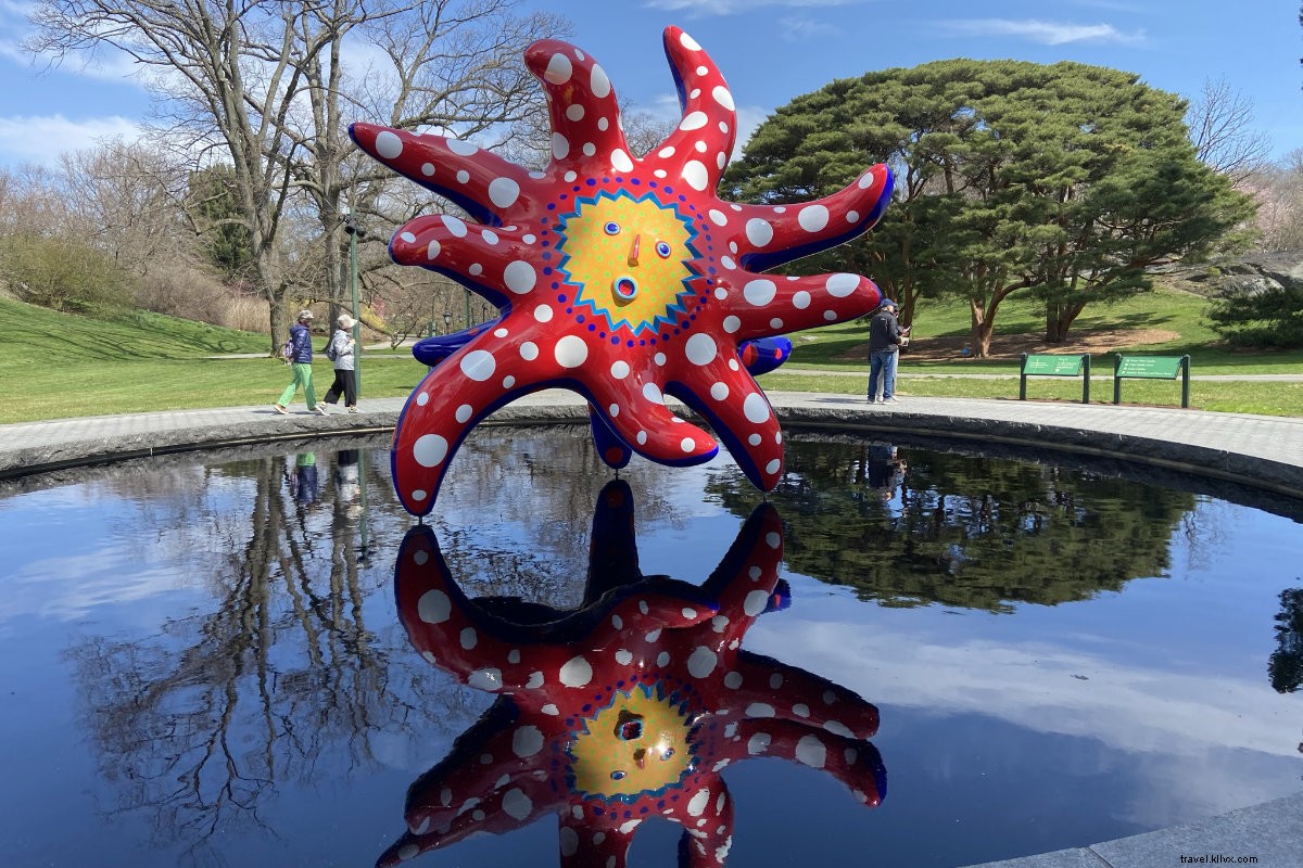 草間彌生『KUSAMA: Cosmic Nature』展がNY植物園で彩る春の芸術