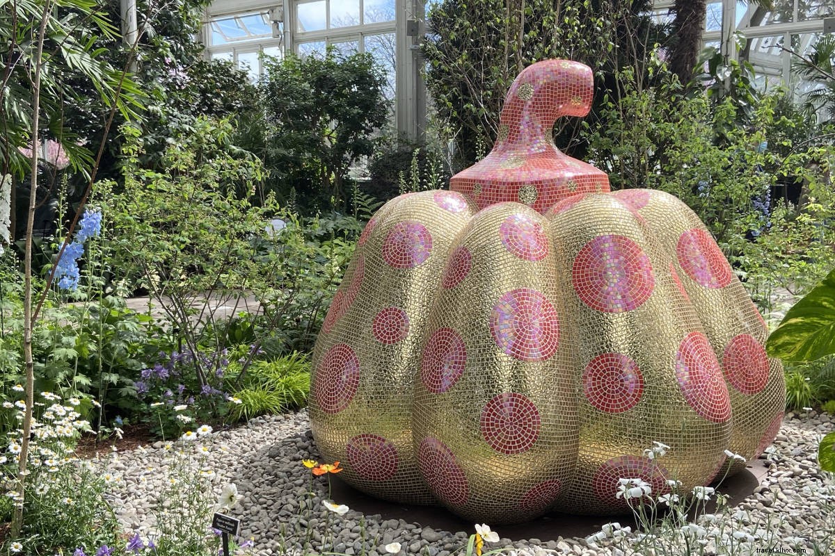 草間彌生『KUSAMA: Cosmic Nature』展がNY植物園で彩る春の芸術