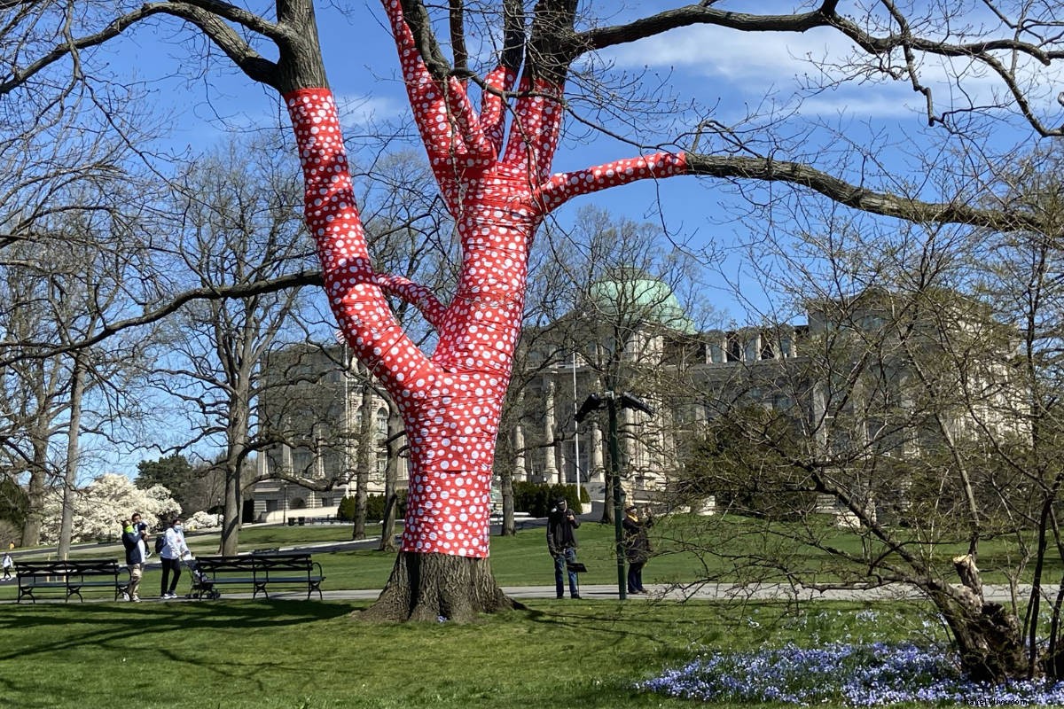 草間彌生『KUSAMA: Cosmic Nature』展がNY植物園で彩る春の芸術