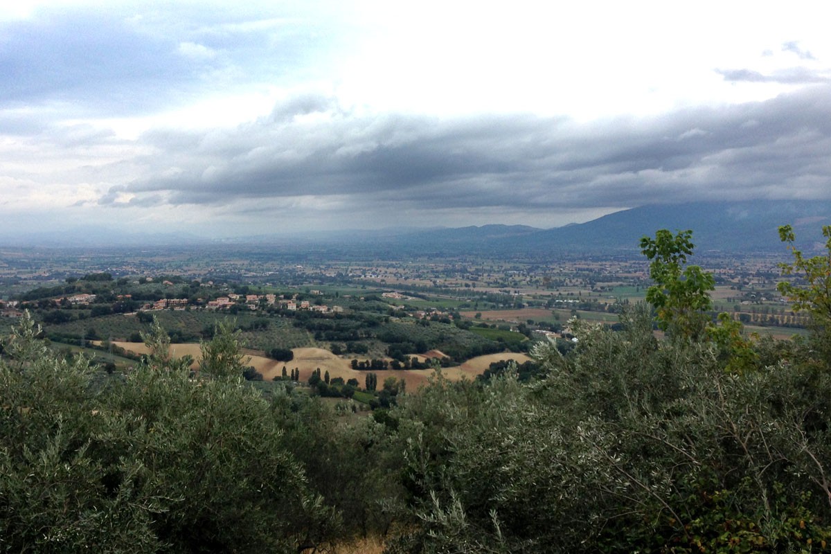 イタリア・モンテファルコの魅力的な丘の町と渓谷の風景