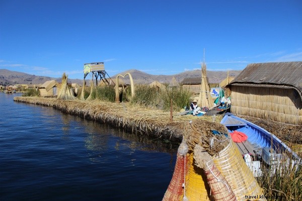 チチカカ湖の浮く島ウロスで体験する古代部族の暮らし