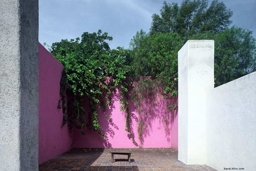 メキシコシティ・タクバヤにあるルイス・バラガンの故郷：建築ミニマリストと色彩マキシマリスト