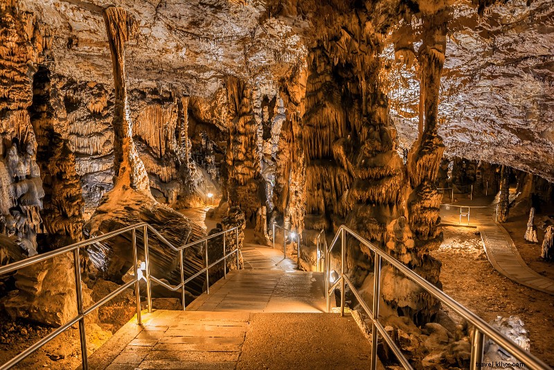 ブダペスト発・おすすめ25日帰り旅行 – ドナウ川の絶景やワイナリーなど