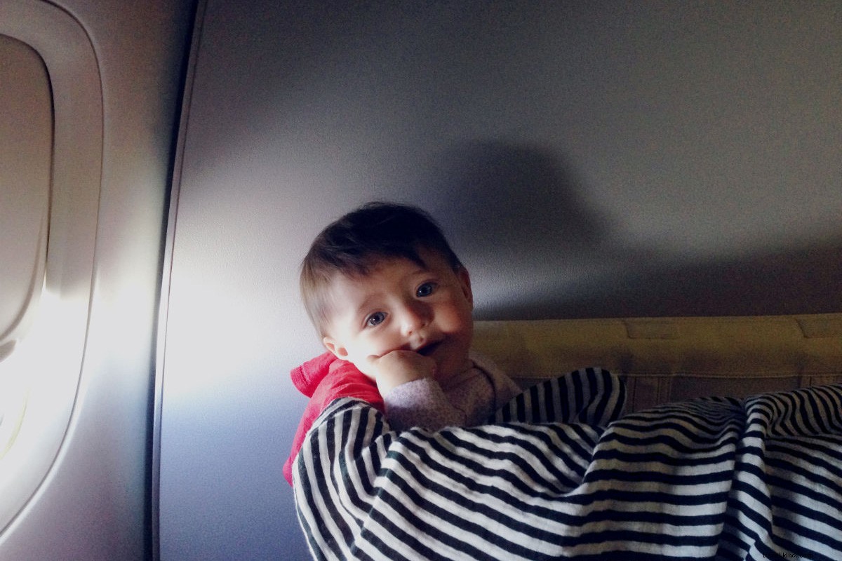 幼児と一緒に飛行機で旅行するための、休日を救う5つのプロのヒント