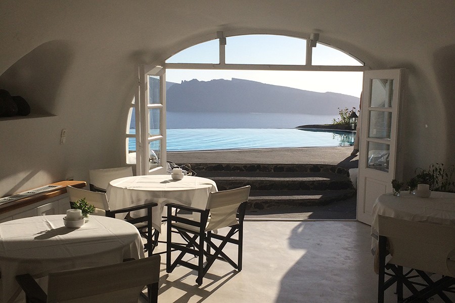 ロマンチックな景色を求めるなら、サントリーニ島の崖辺に佇む隠れ家へ