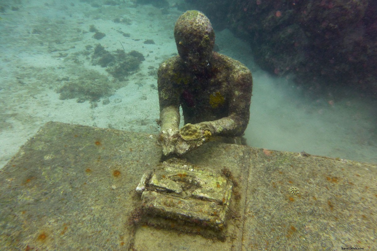 スキューバと彫刻：グレナダの海底アート探訪