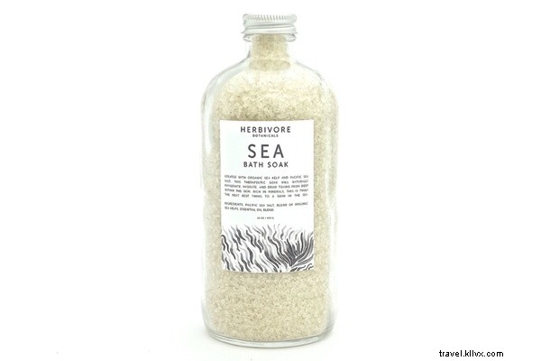 海辺で海塩を販売する彼女