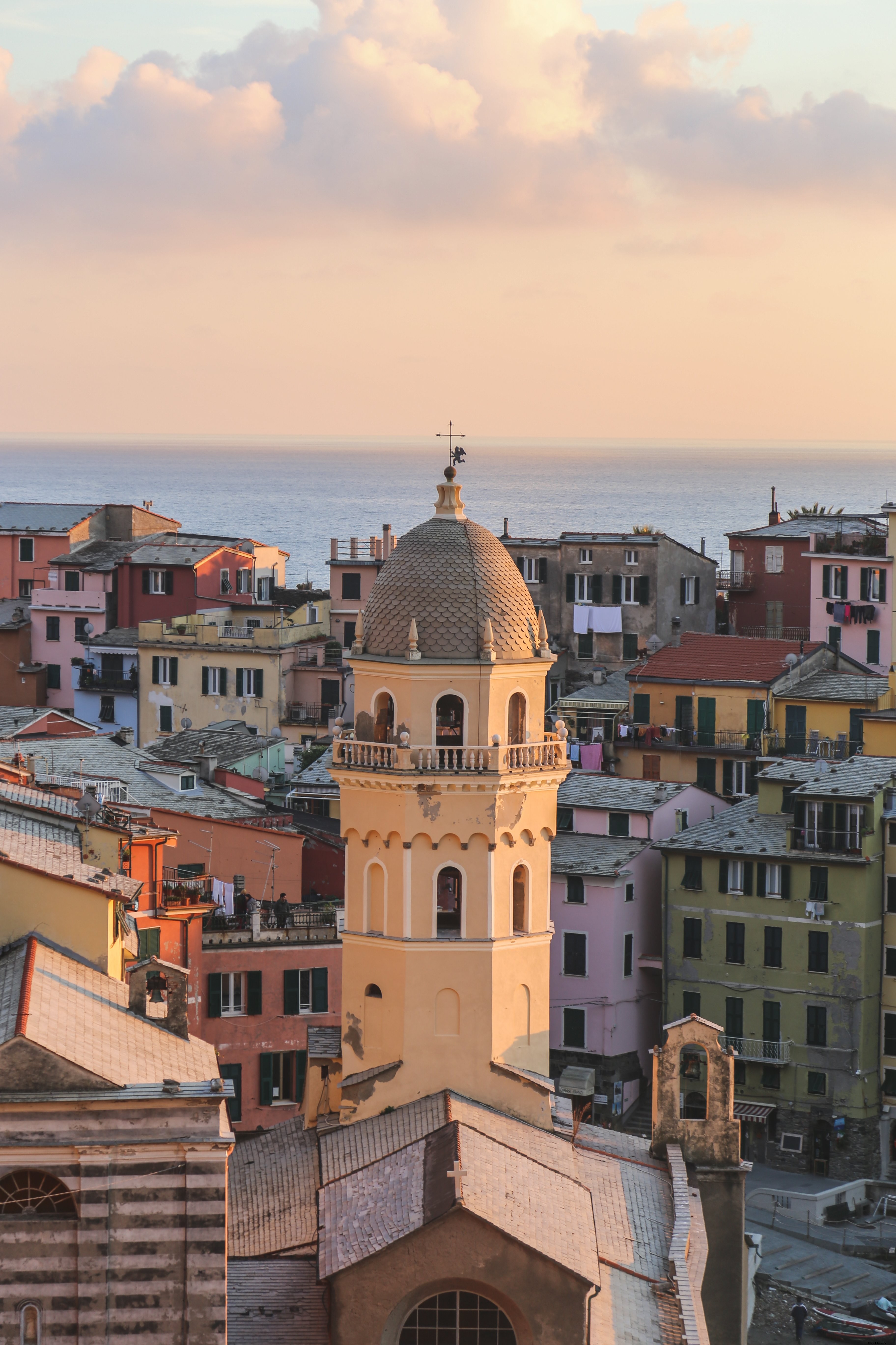 教会の建物からヴェルナッツァ・イタリアの景色を一望