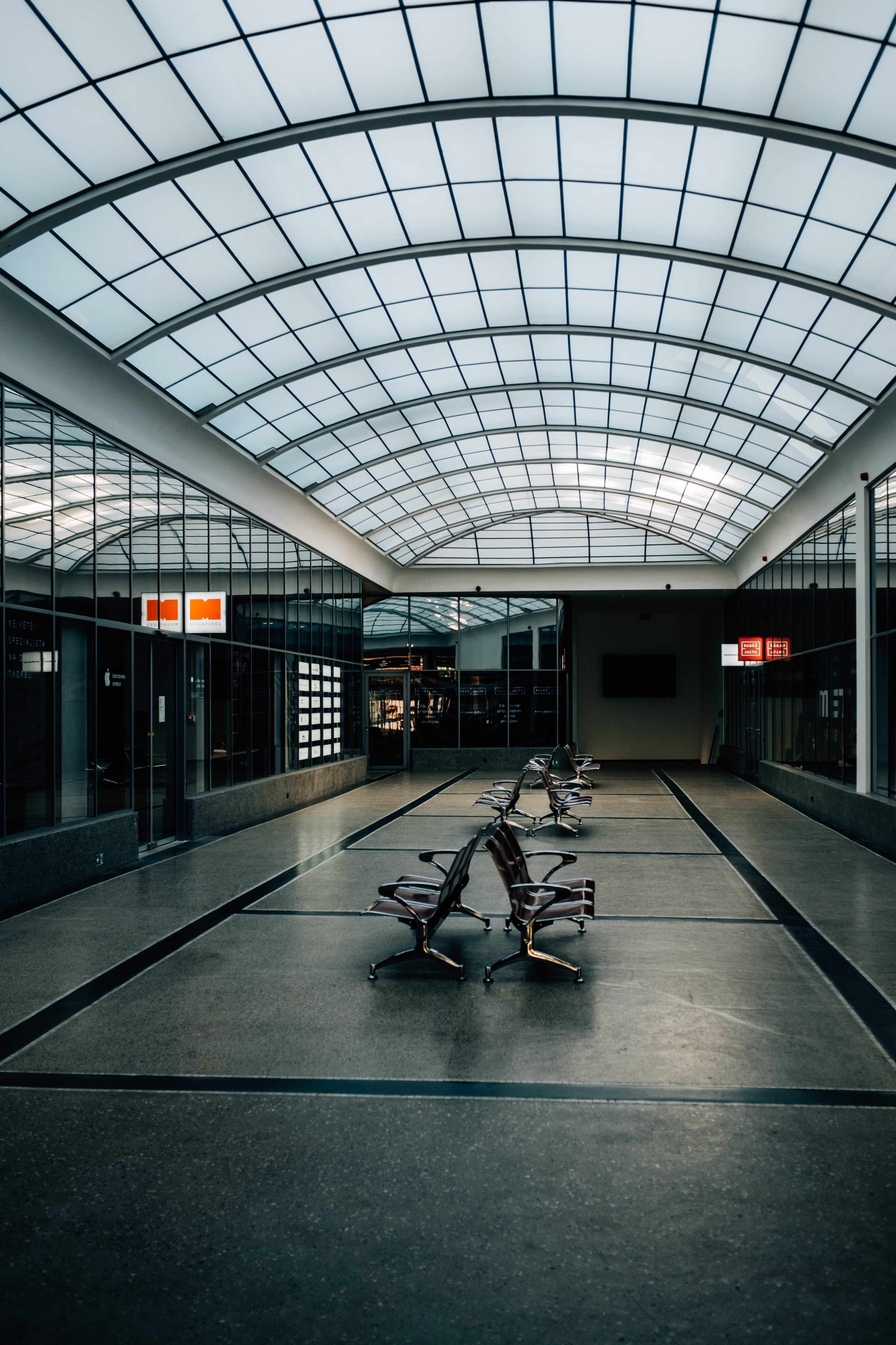 空き駅で見つけた空いているベンチの写真