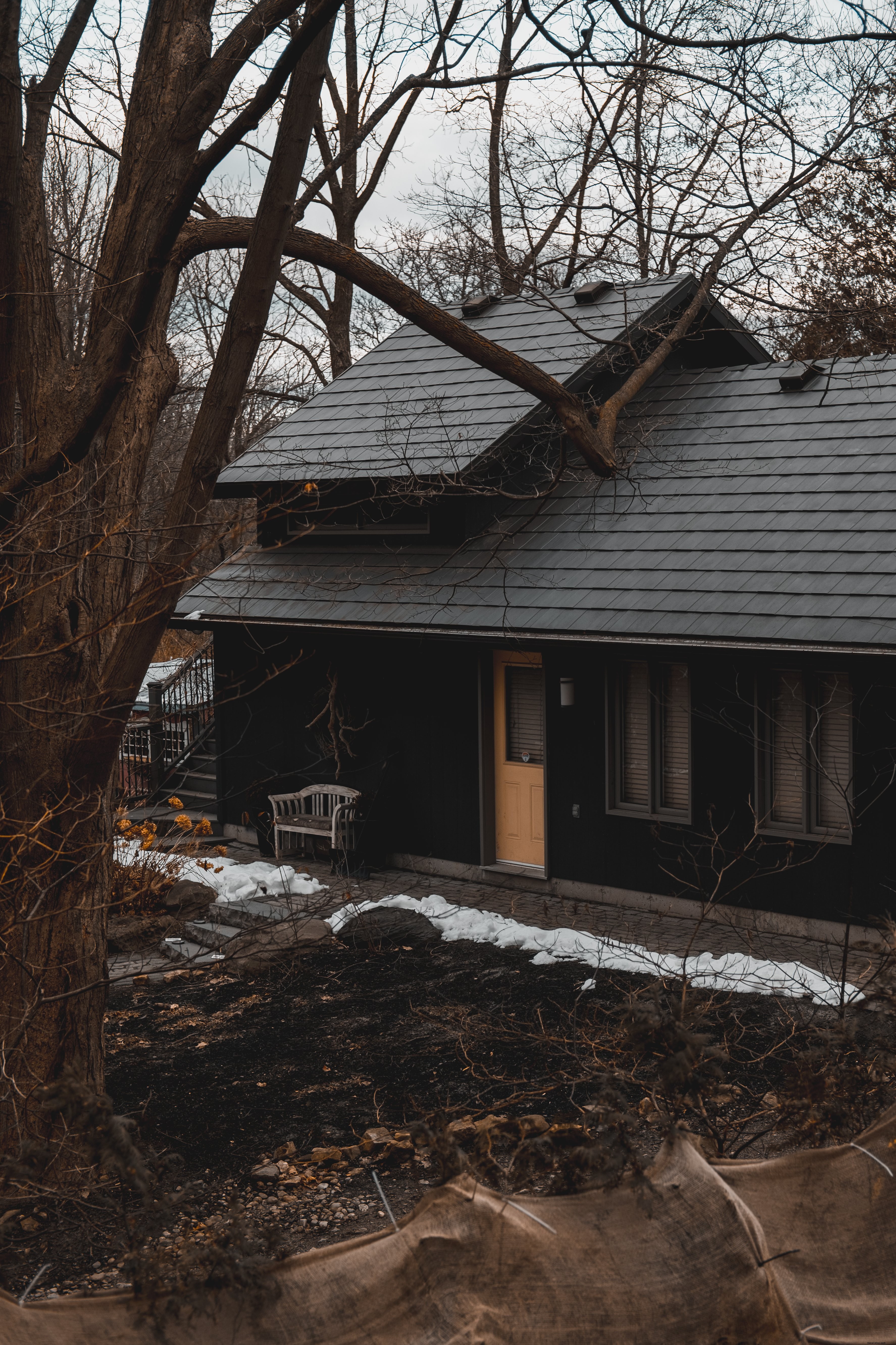 黄色いドアの写真が飾られた黒い小屋
