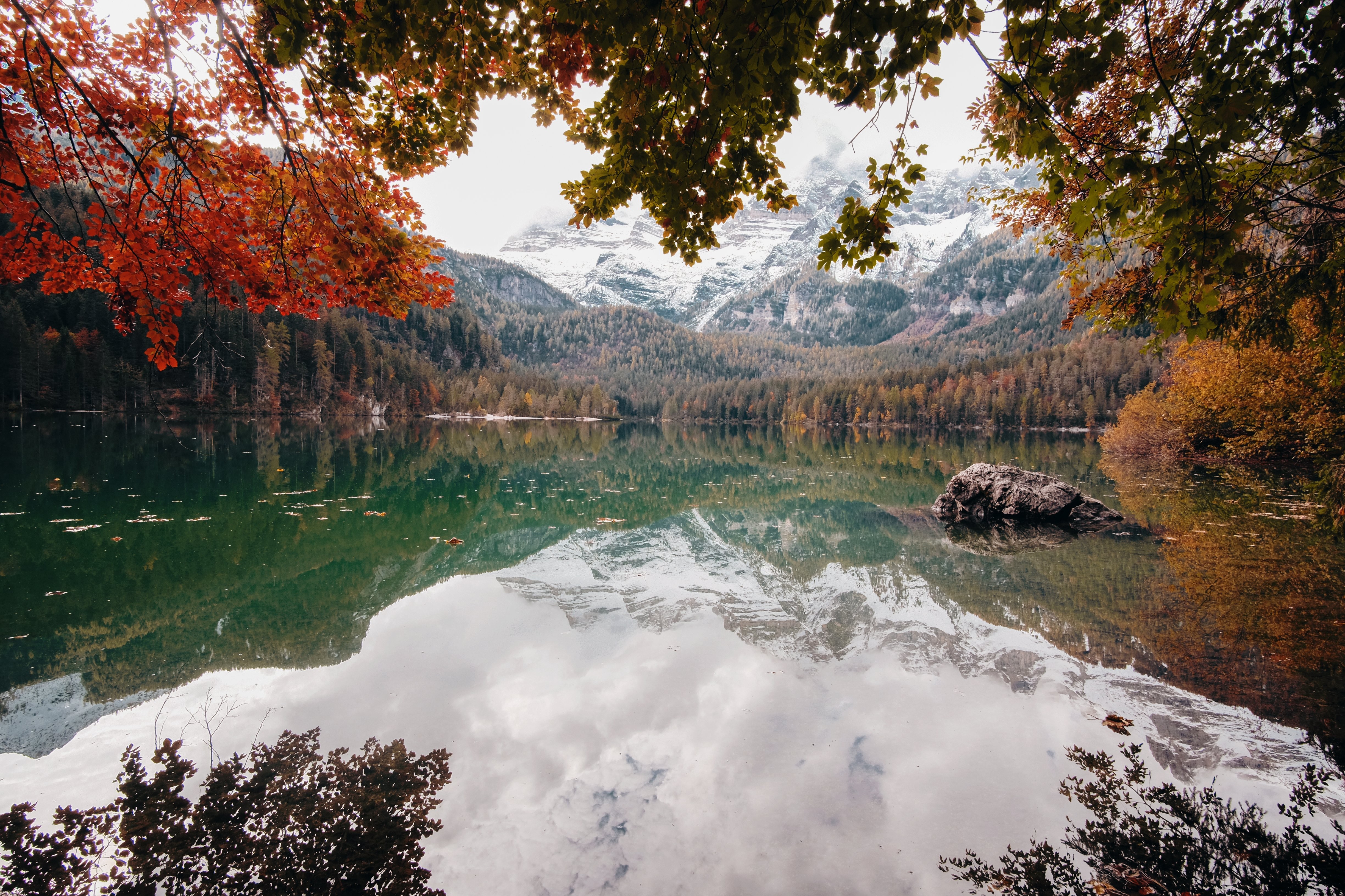 秋の湖に映える白い帽子の山々の絶景写真
