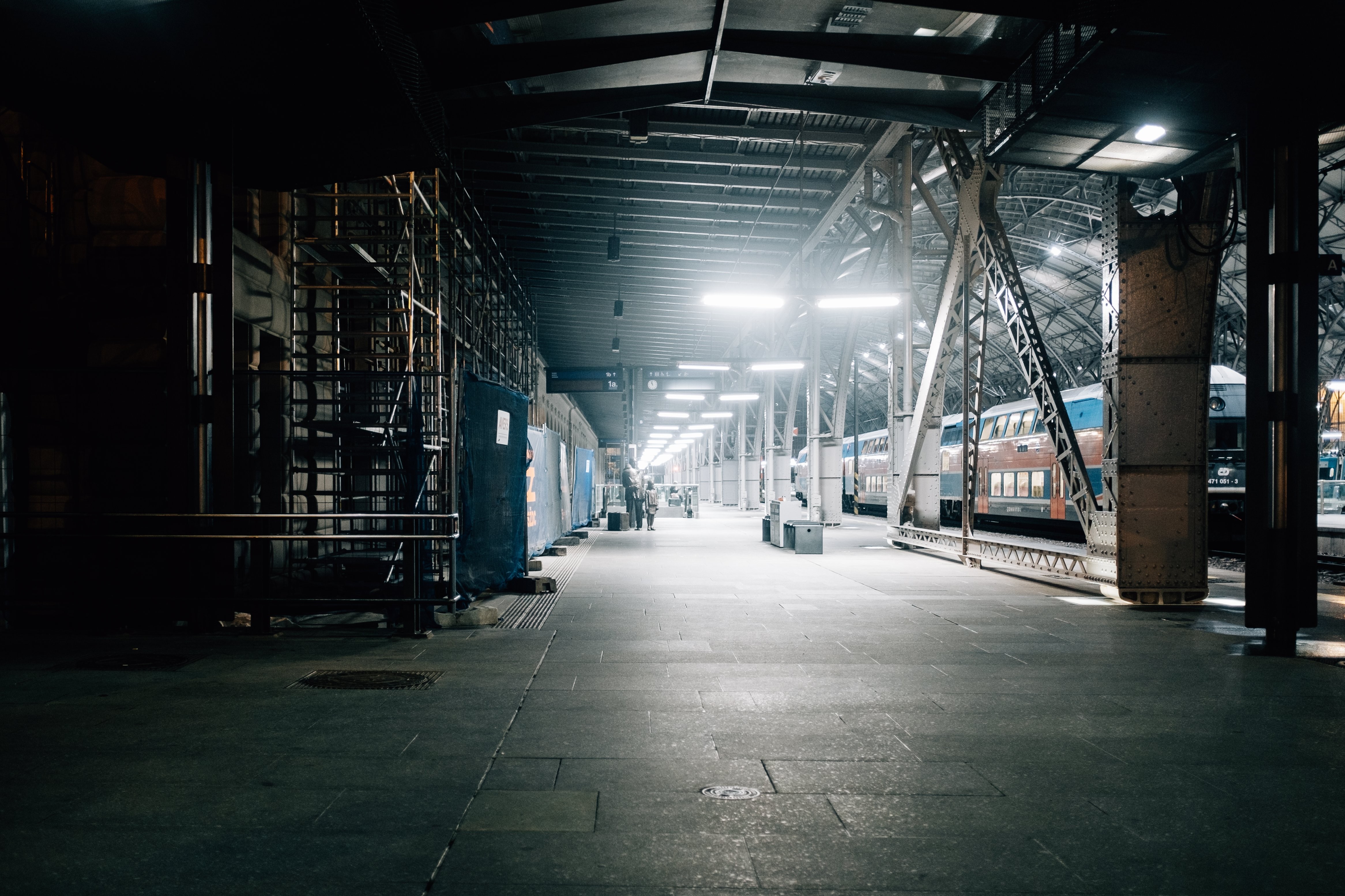 空っぽの駅に停まる電車の写真
