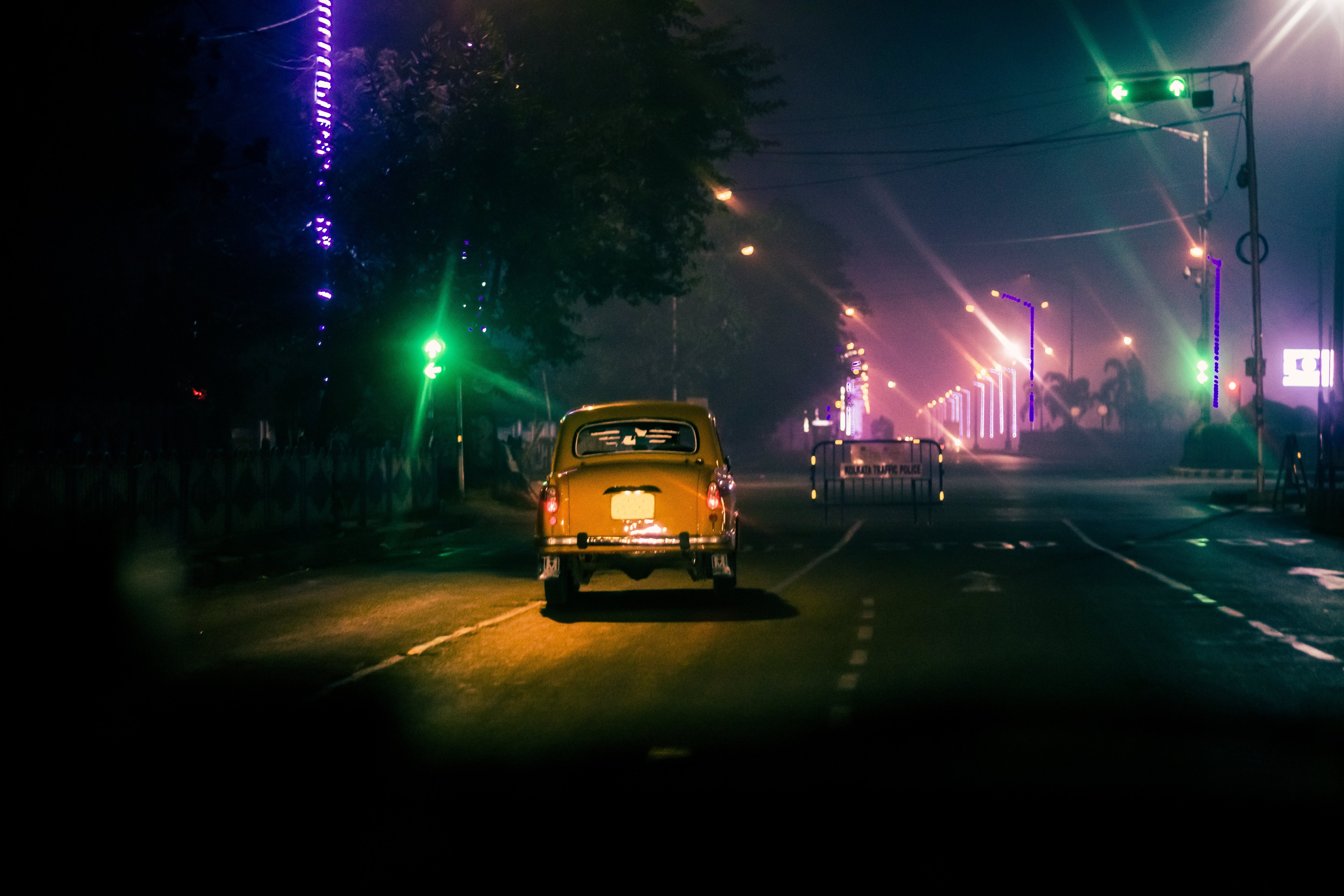 夜の街を走るタクシーの写真