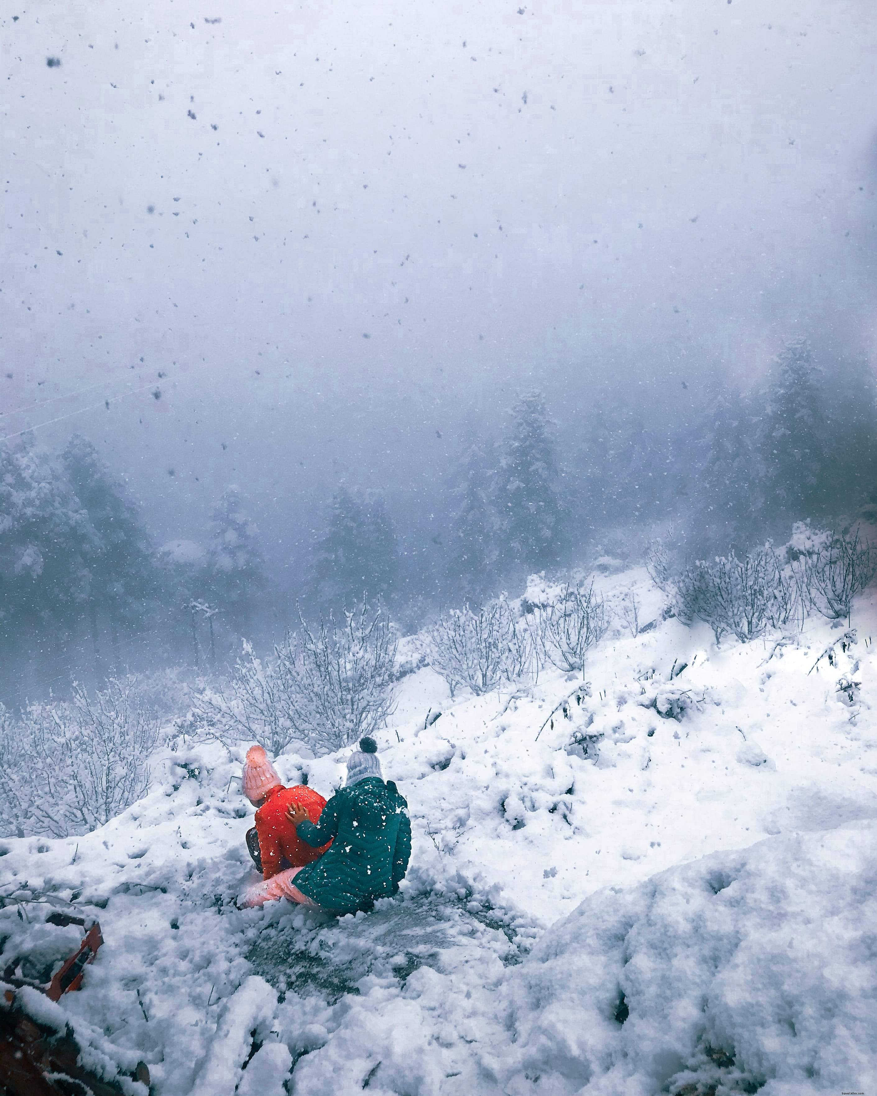 大雪に覆われた丘の上で撮影した二人の写真