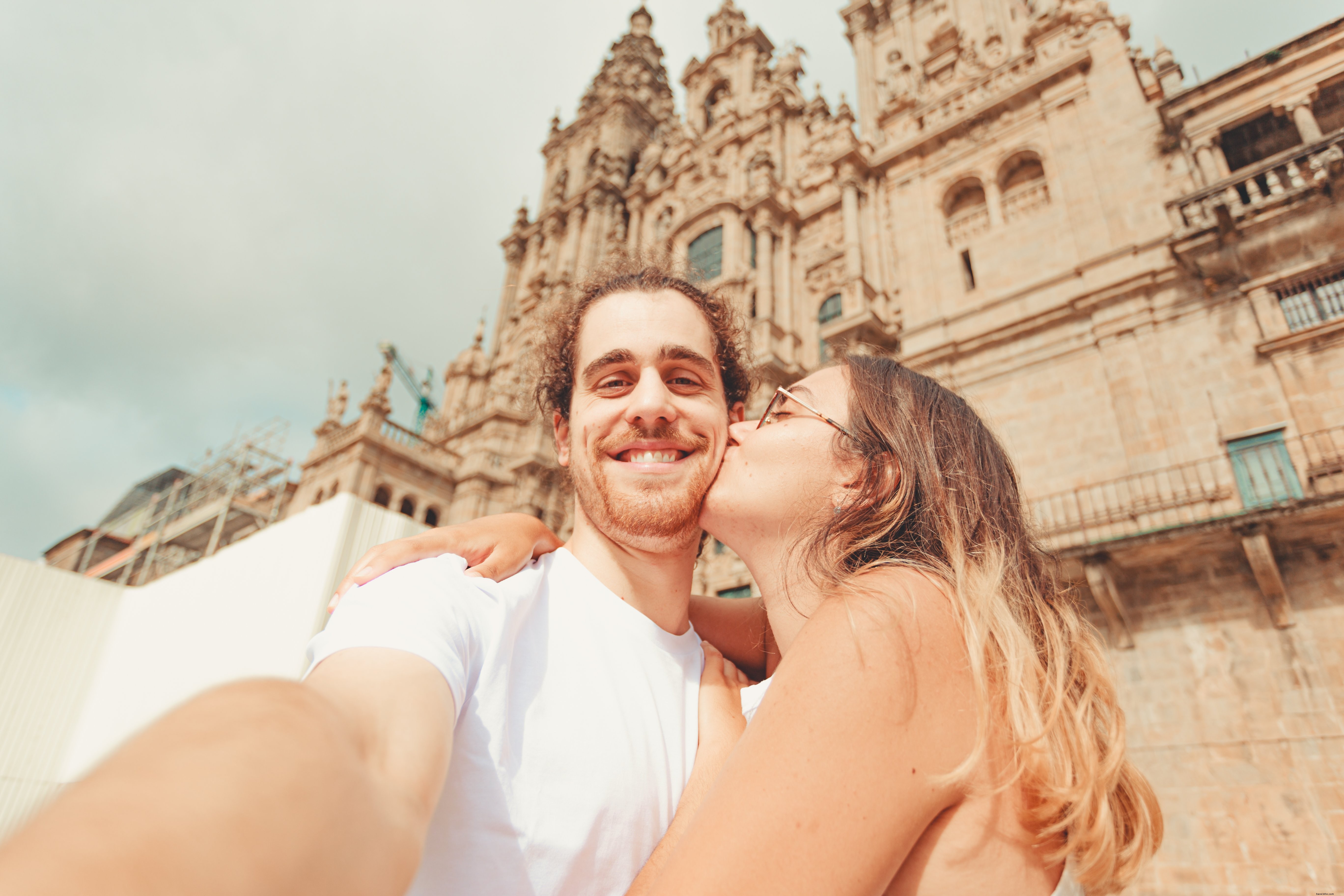 自撮りしながら自分の頬にキスする男性