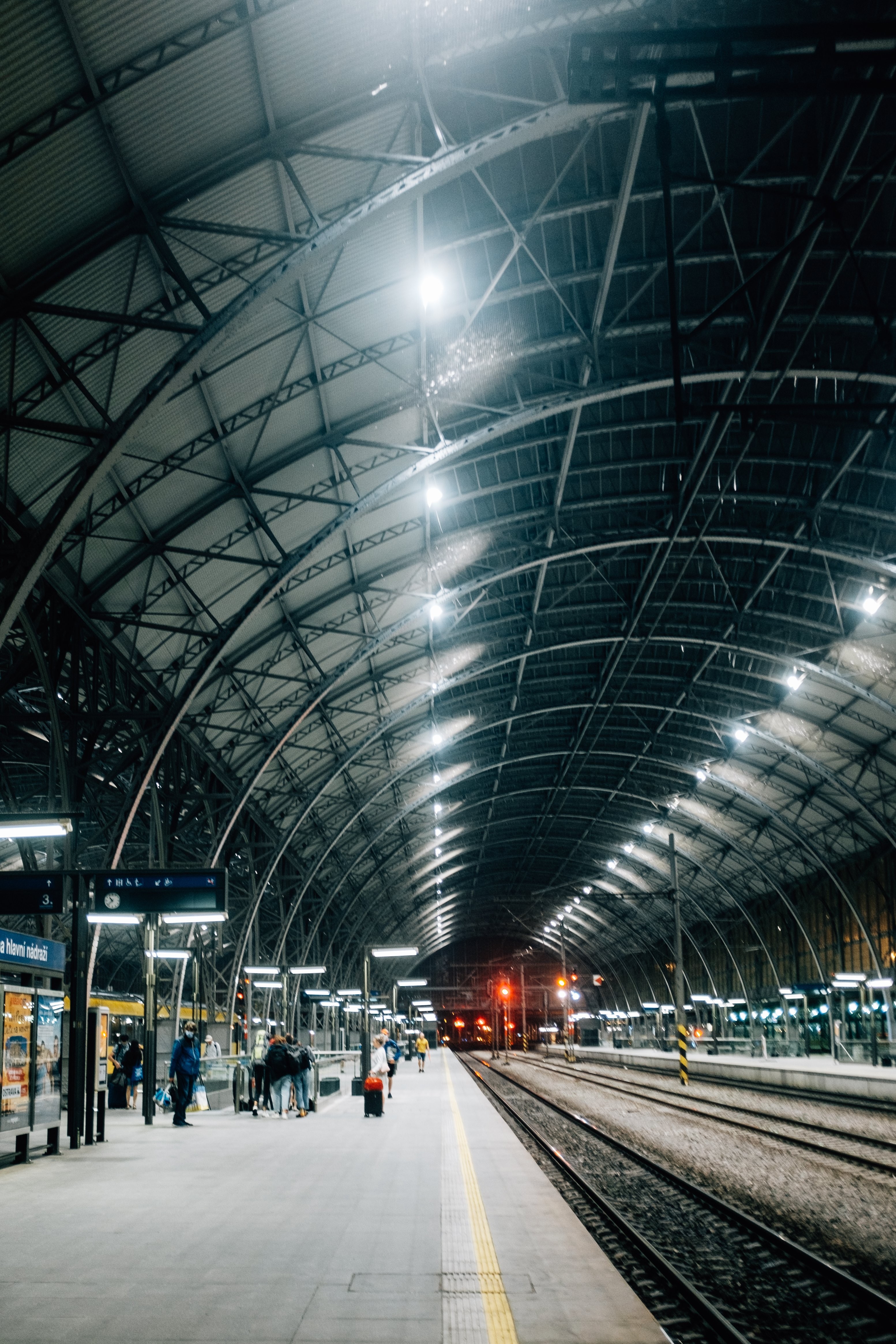 静かな環状駅の魅力的な写真