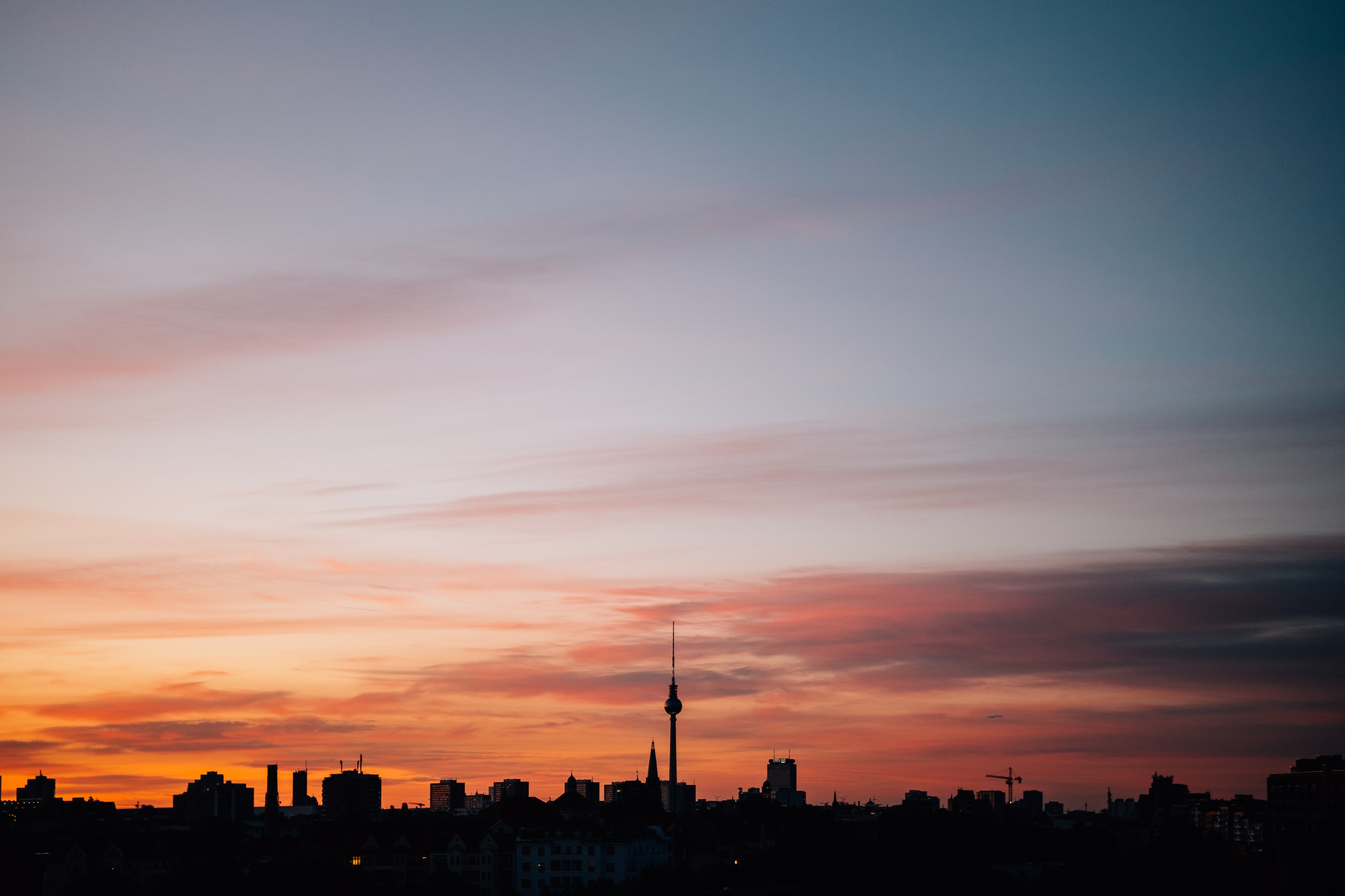 ベルリン市街のシルエット、夕暮れ時のスカイライン写真