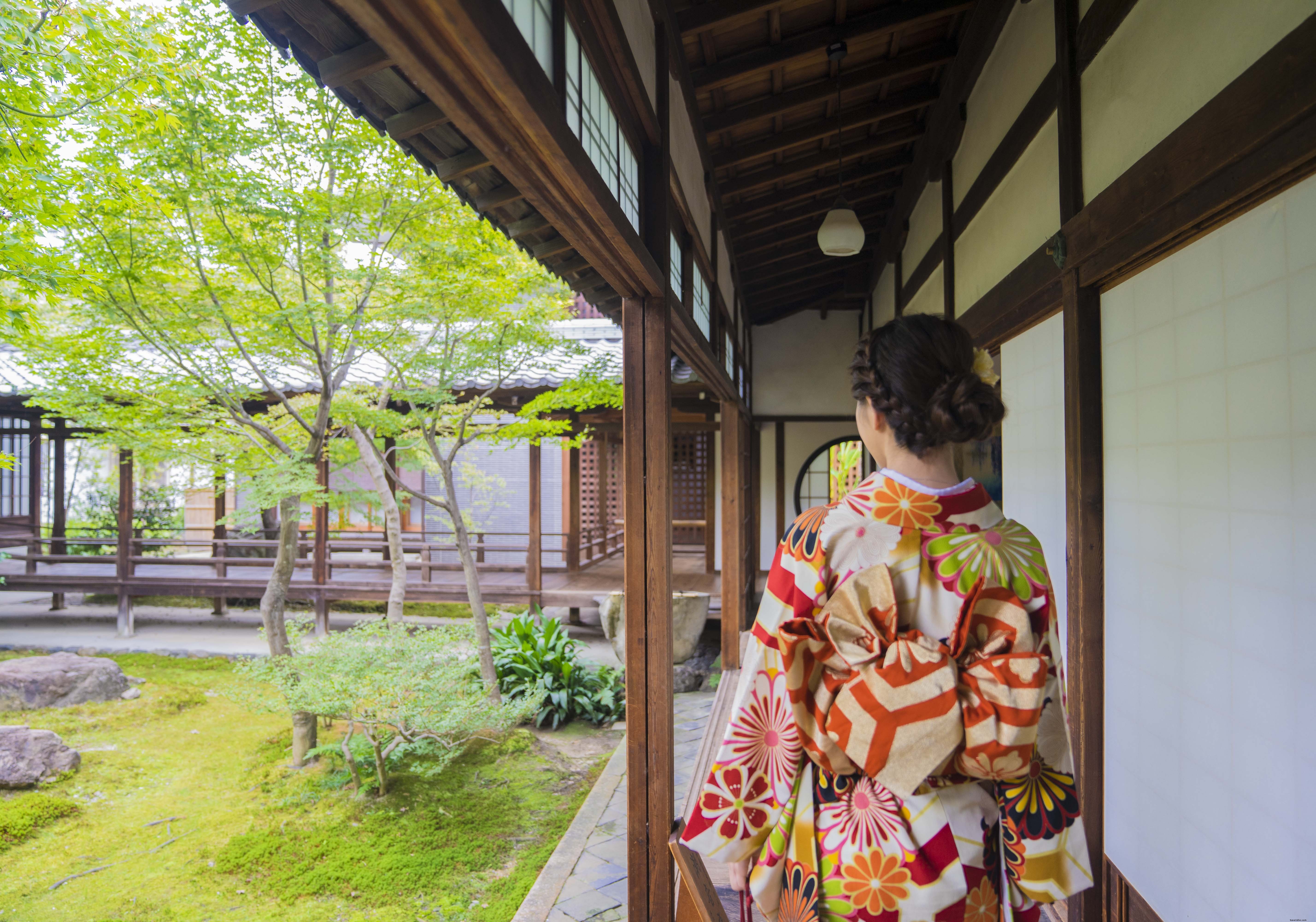 着物姿の人物がカメラから離れる