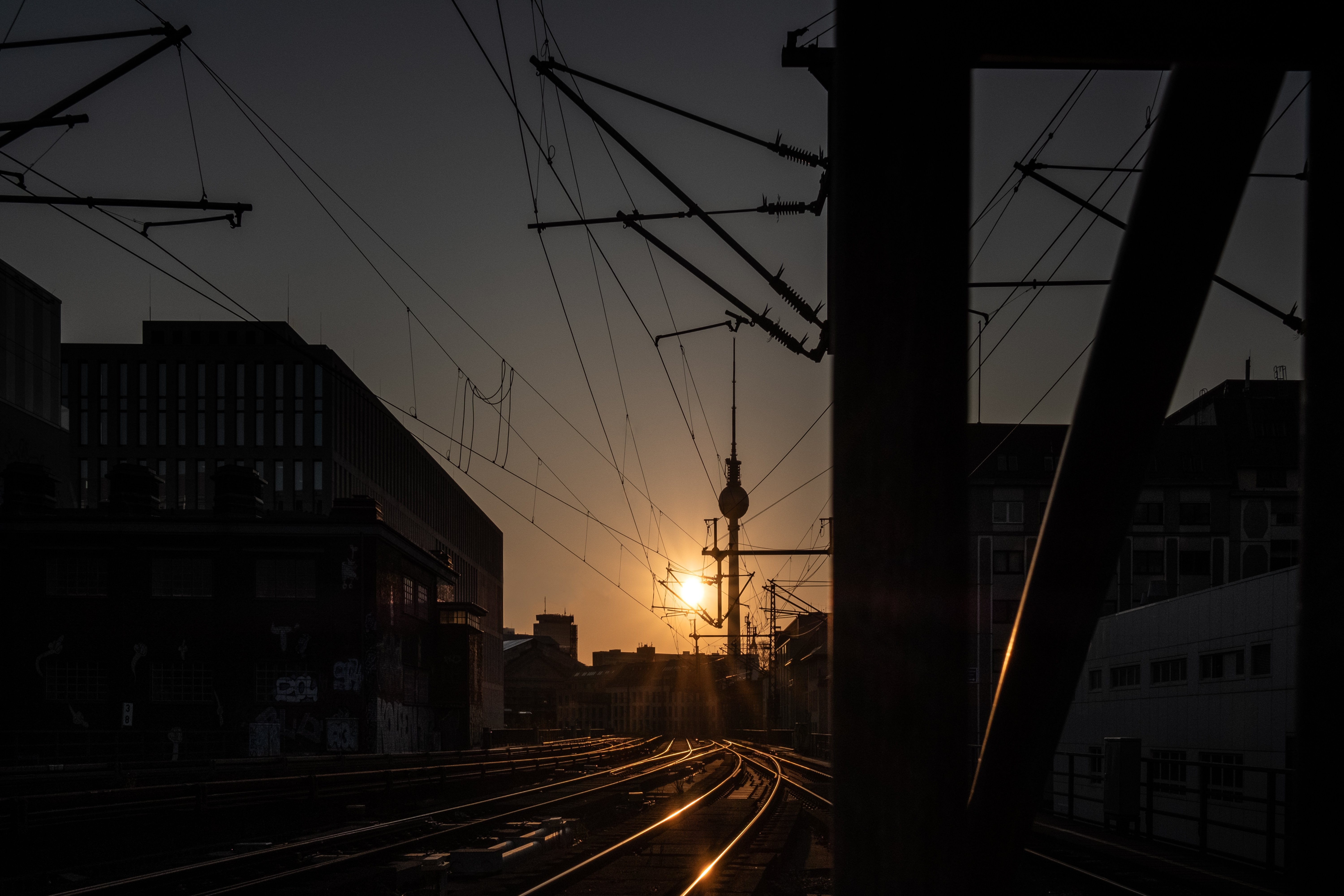 空と線路に沈む夕日の写真