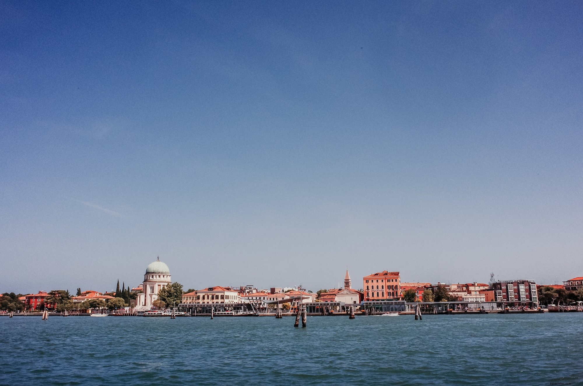 水面から眺める街並みの写真