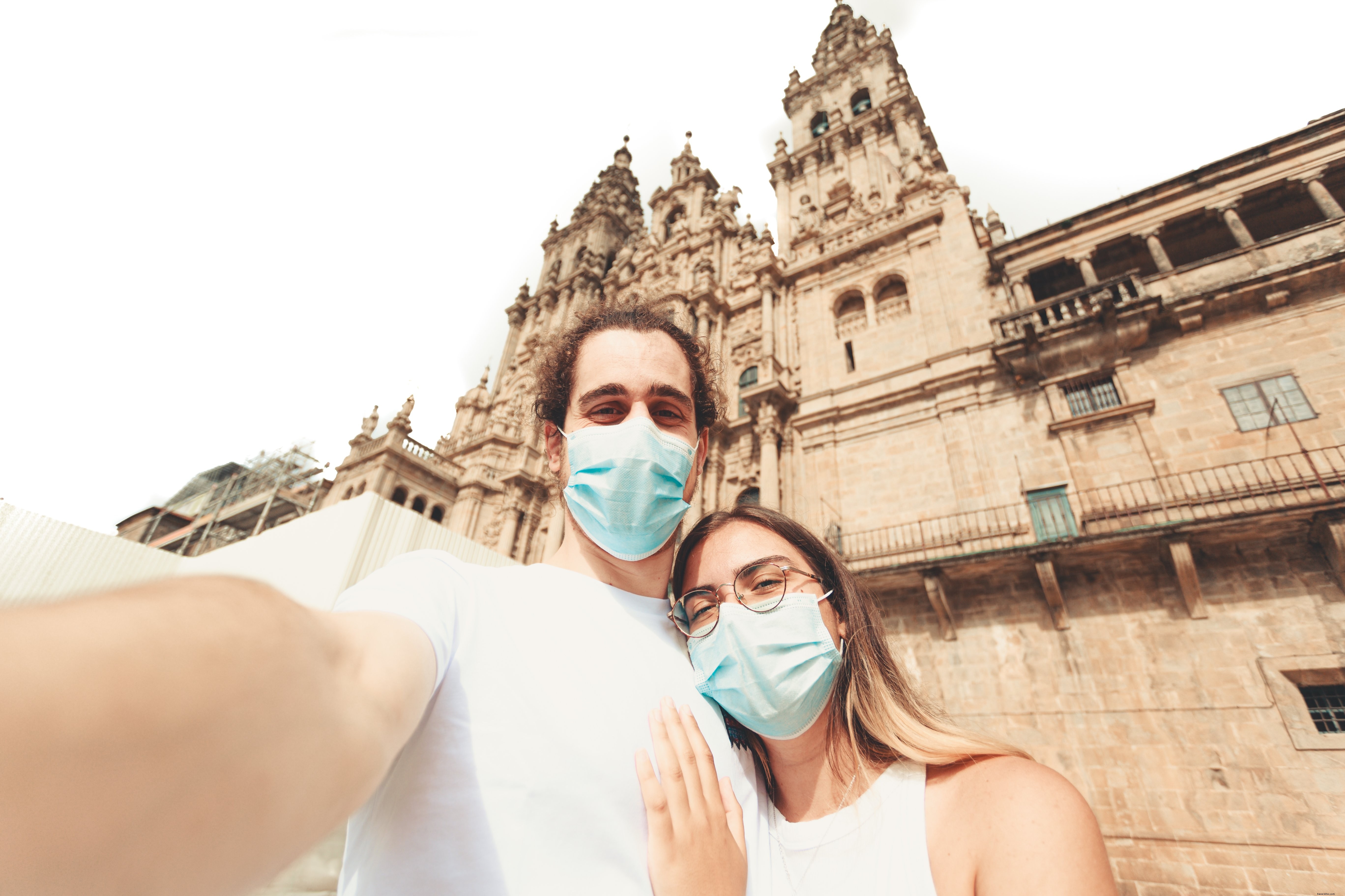 男女がカメラで撮影した写真を見てフェイスマスクを着用
