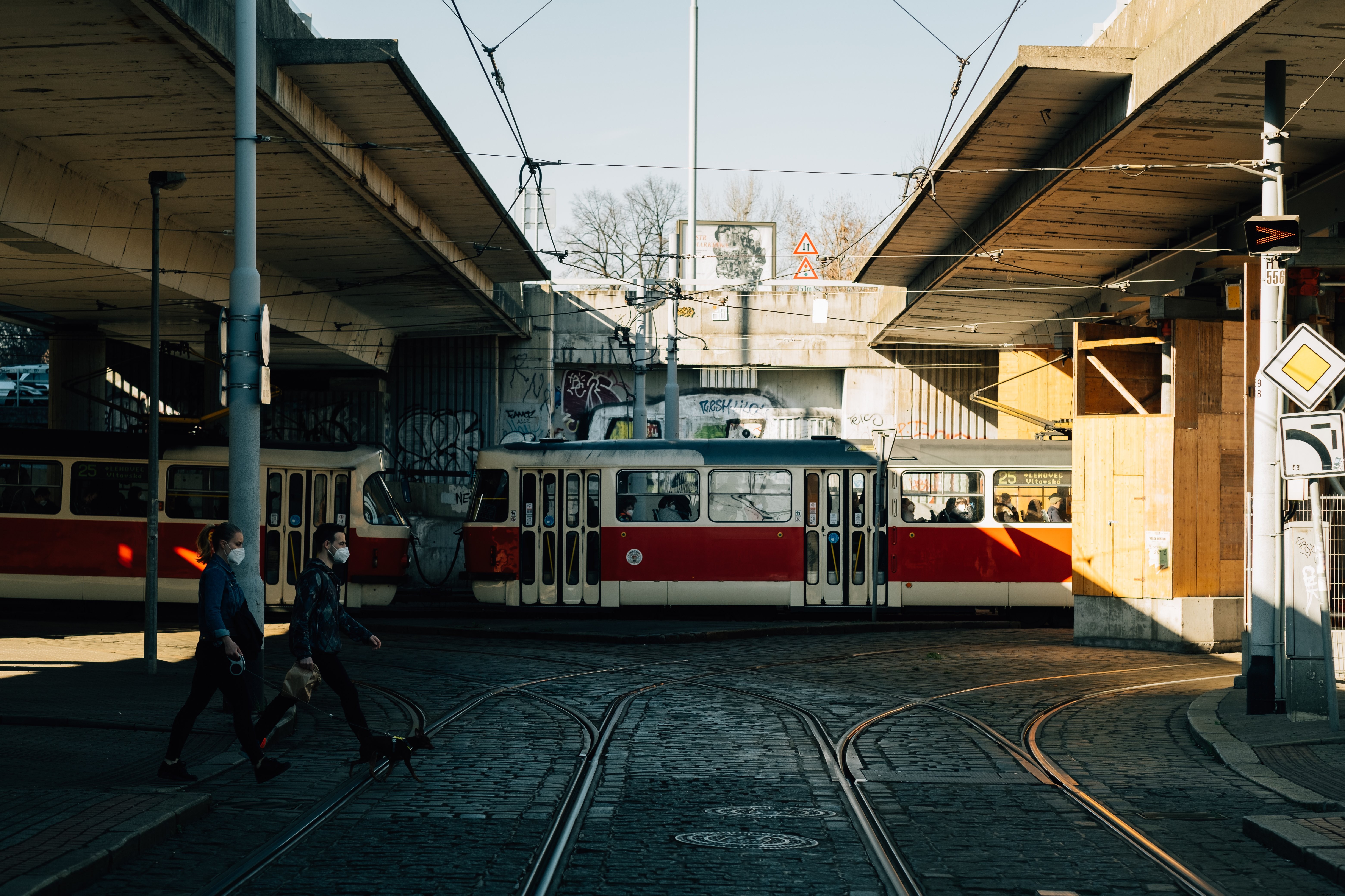 フレームを横切る列車 – 線路とワイヤーの写真