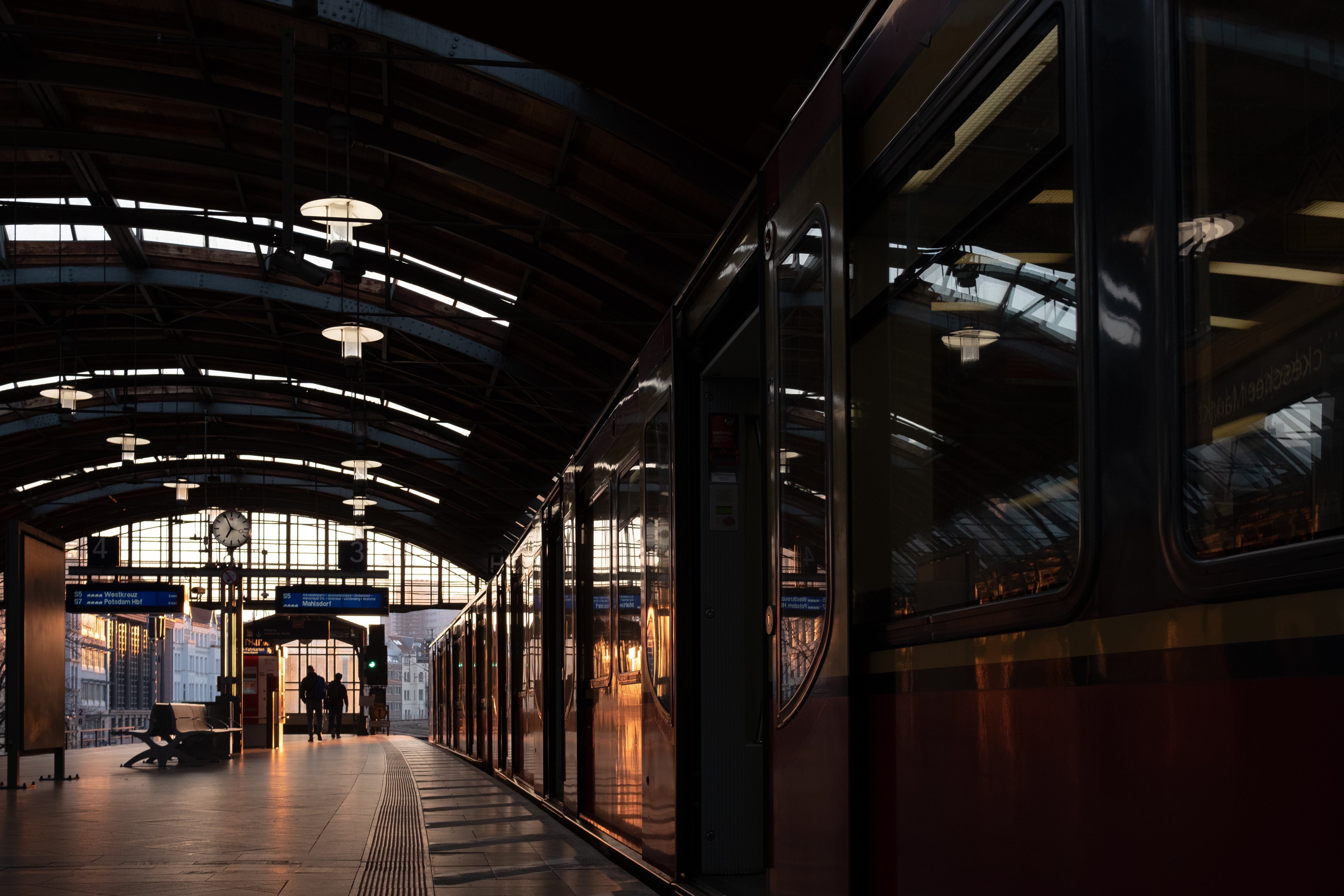 夕陽が電車のプラットホームを照らす写真