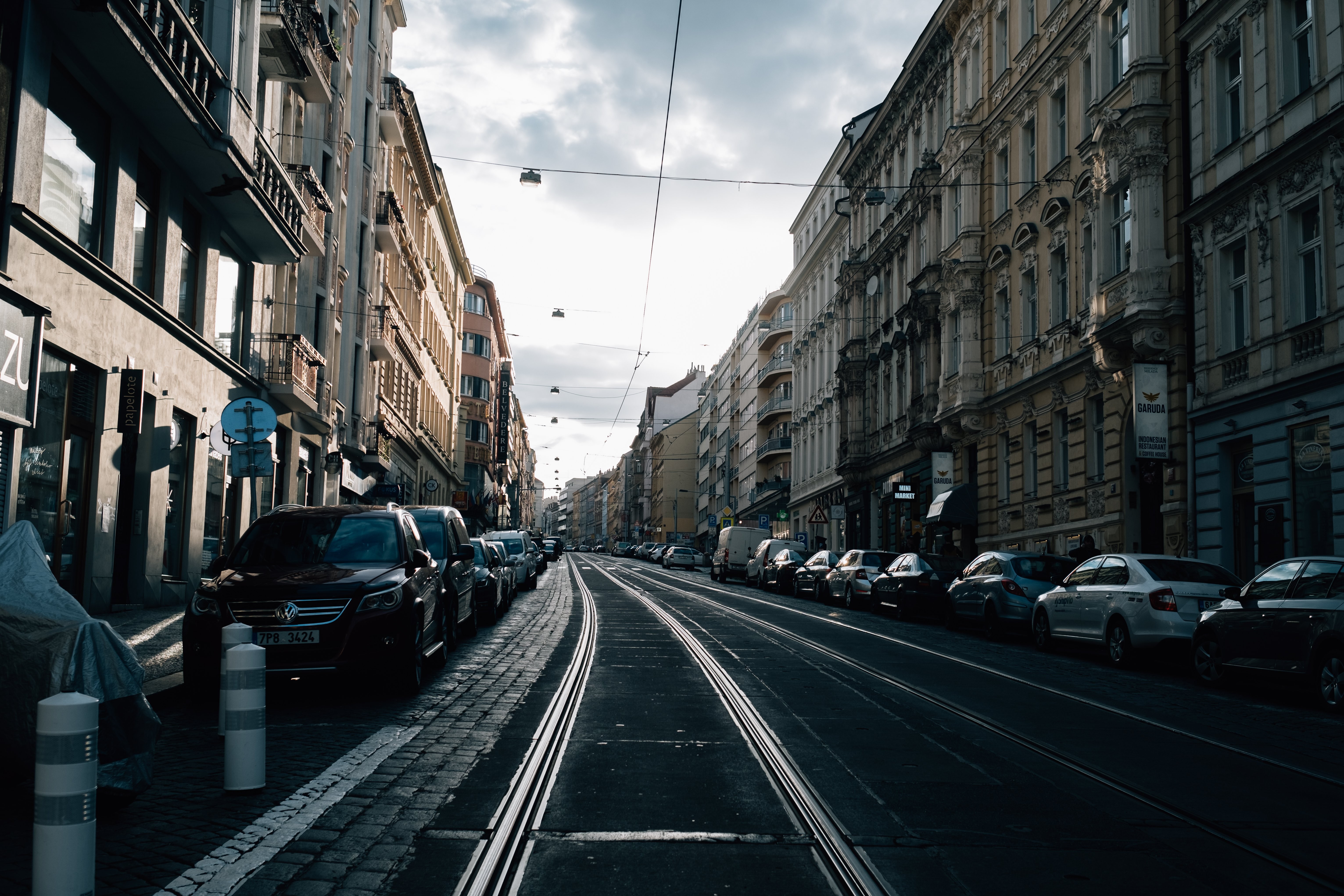 空の街路に並ぶ駐車車の風景