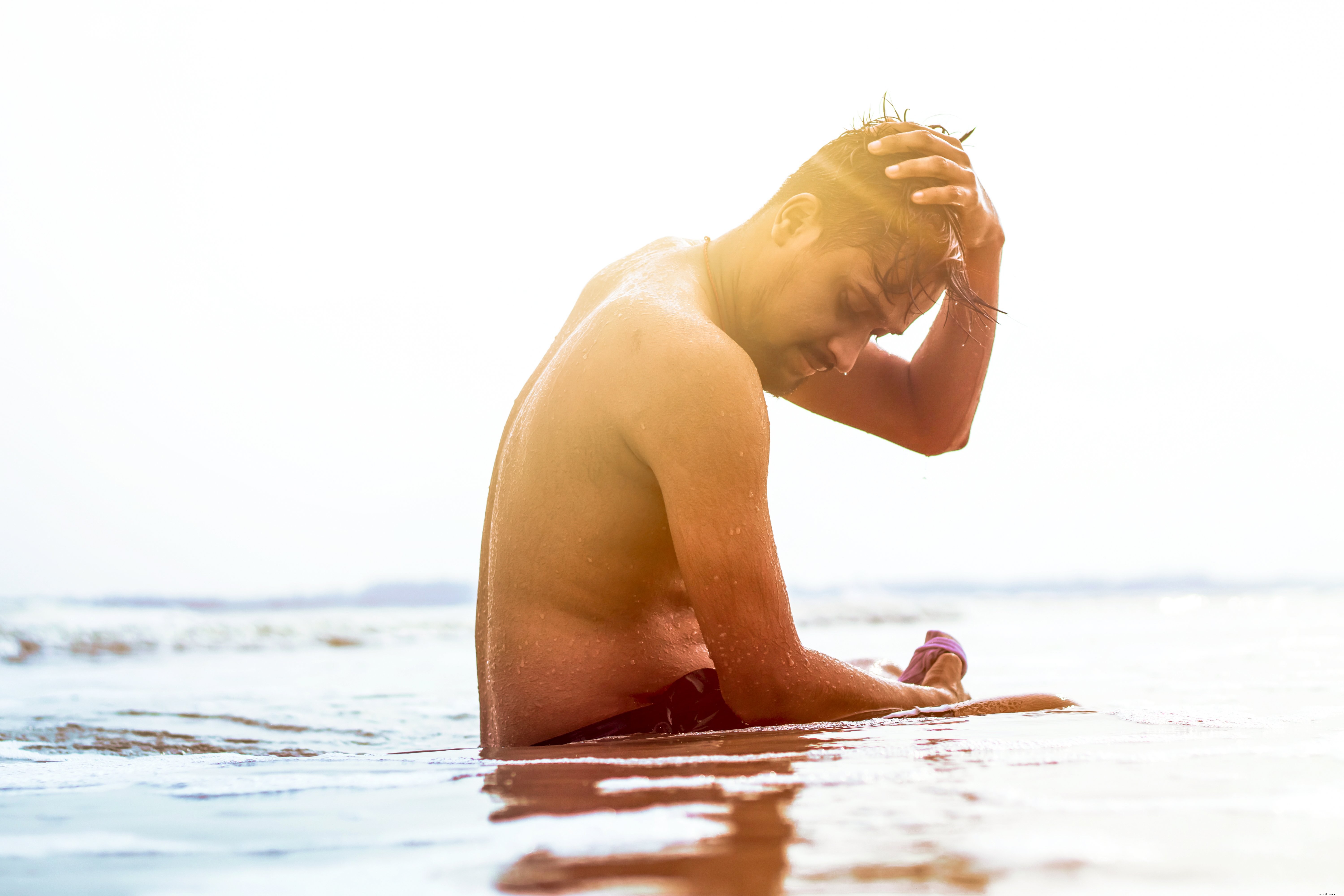 晴れた日に浅瀬でくつろぐ人の写真