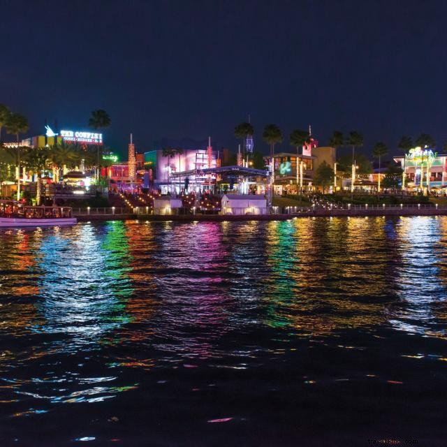 オープン中：Disney Springs® と Universal CityWalk